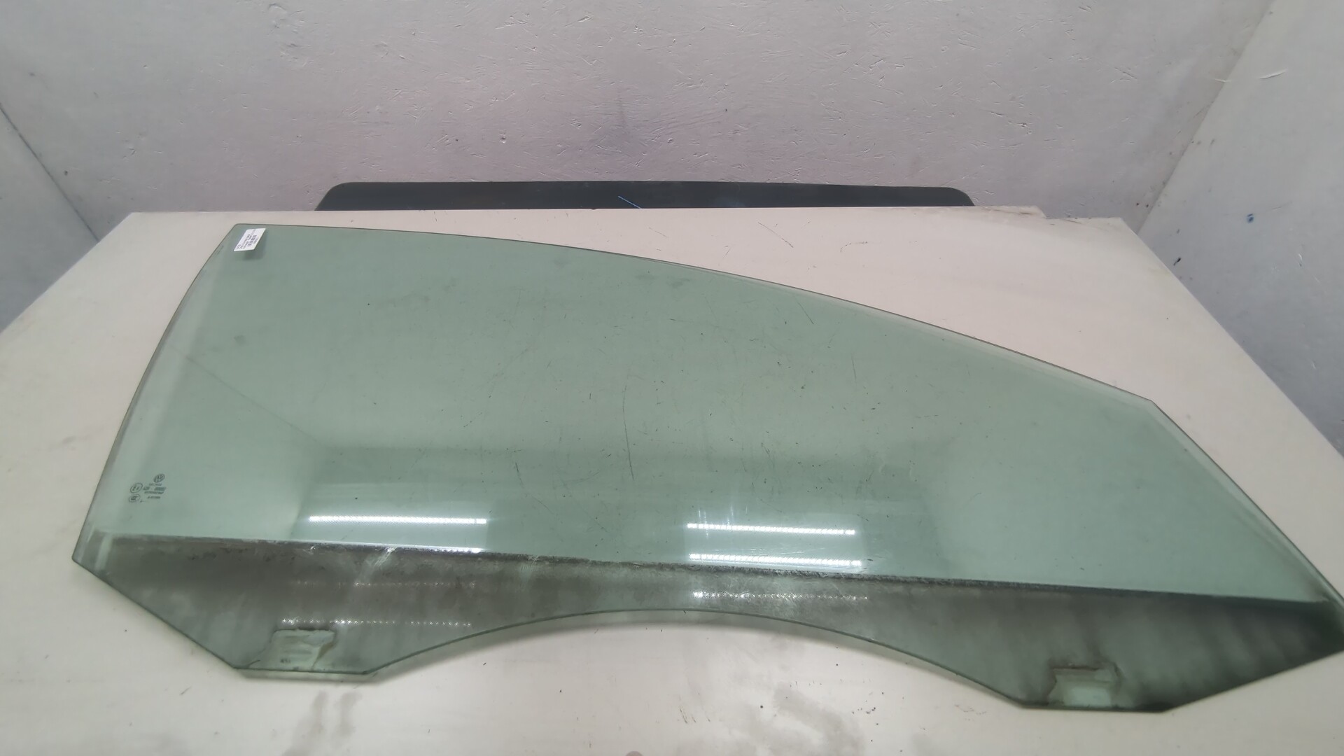 Стекло двери передней правой