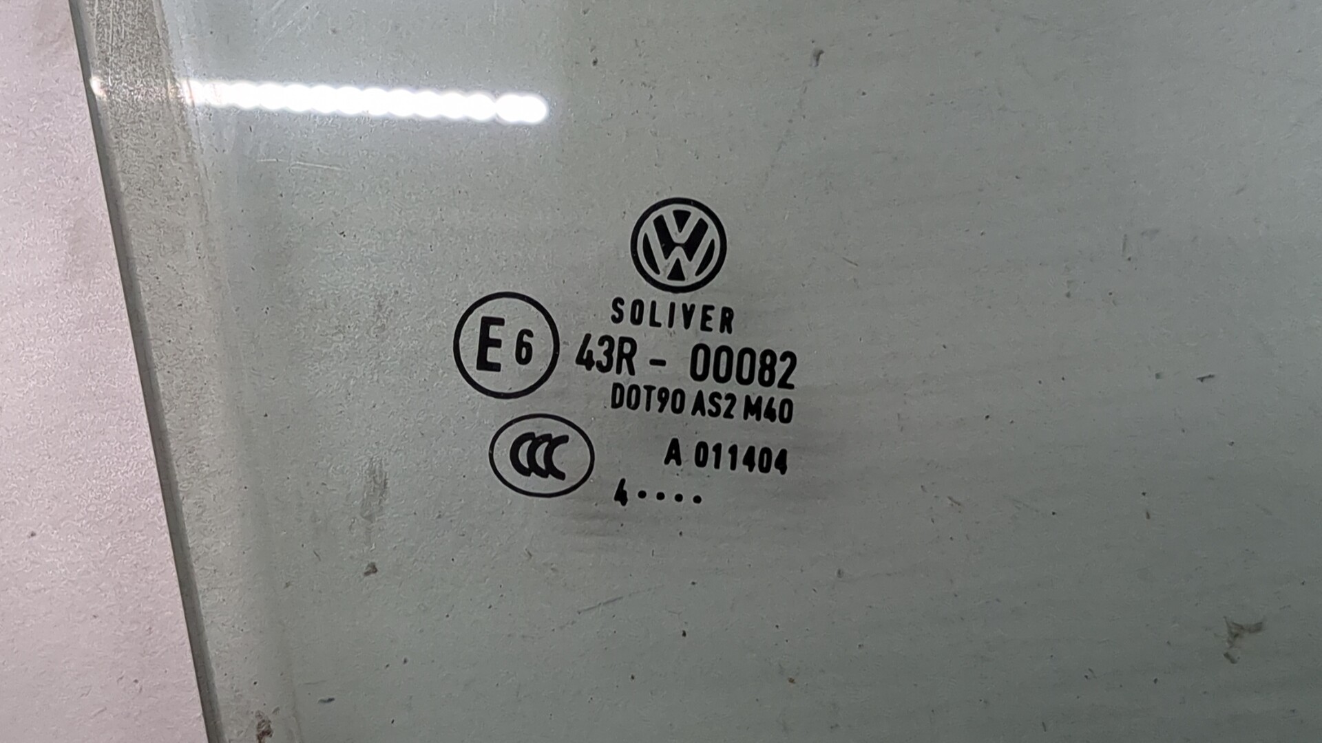 Стекло двери передней правой