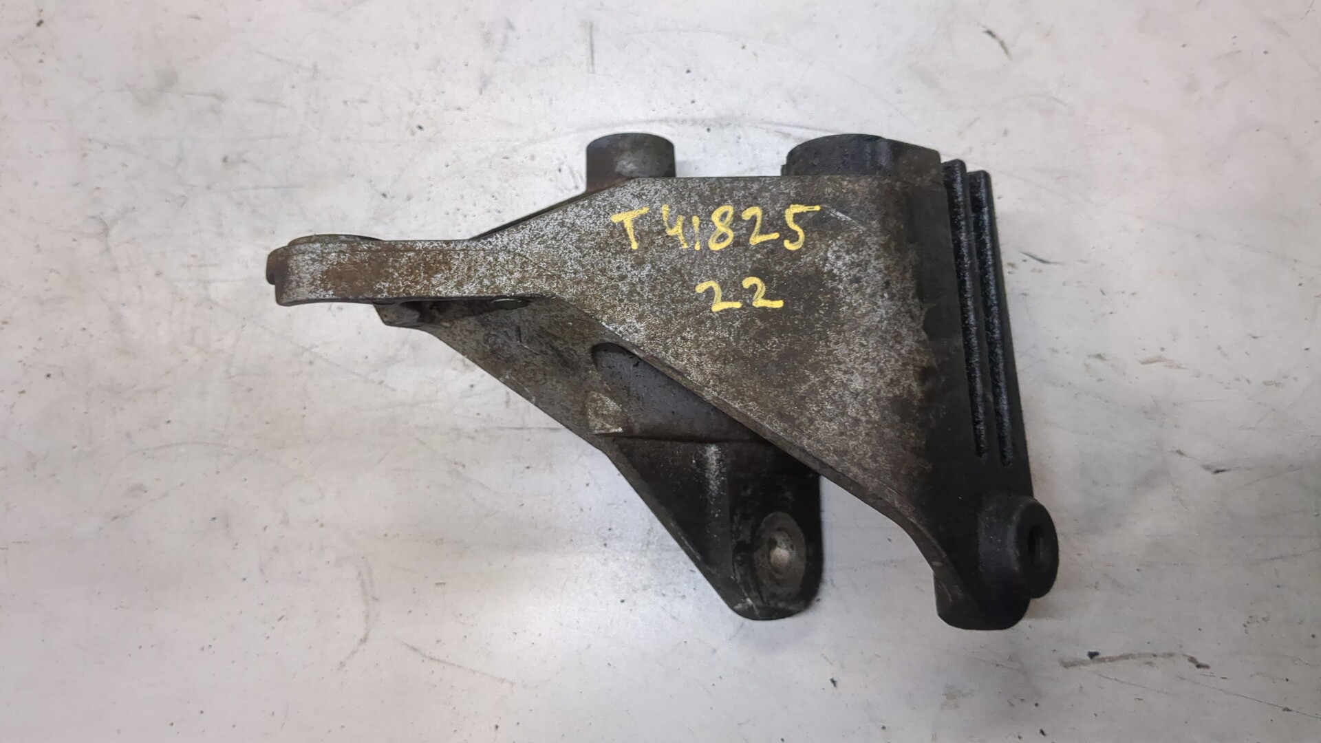 Кронштейн двигателя