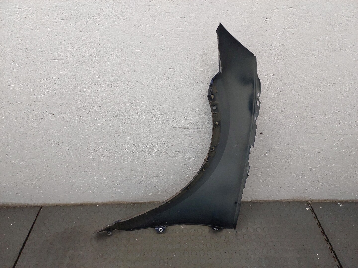 Крыло переднее правое