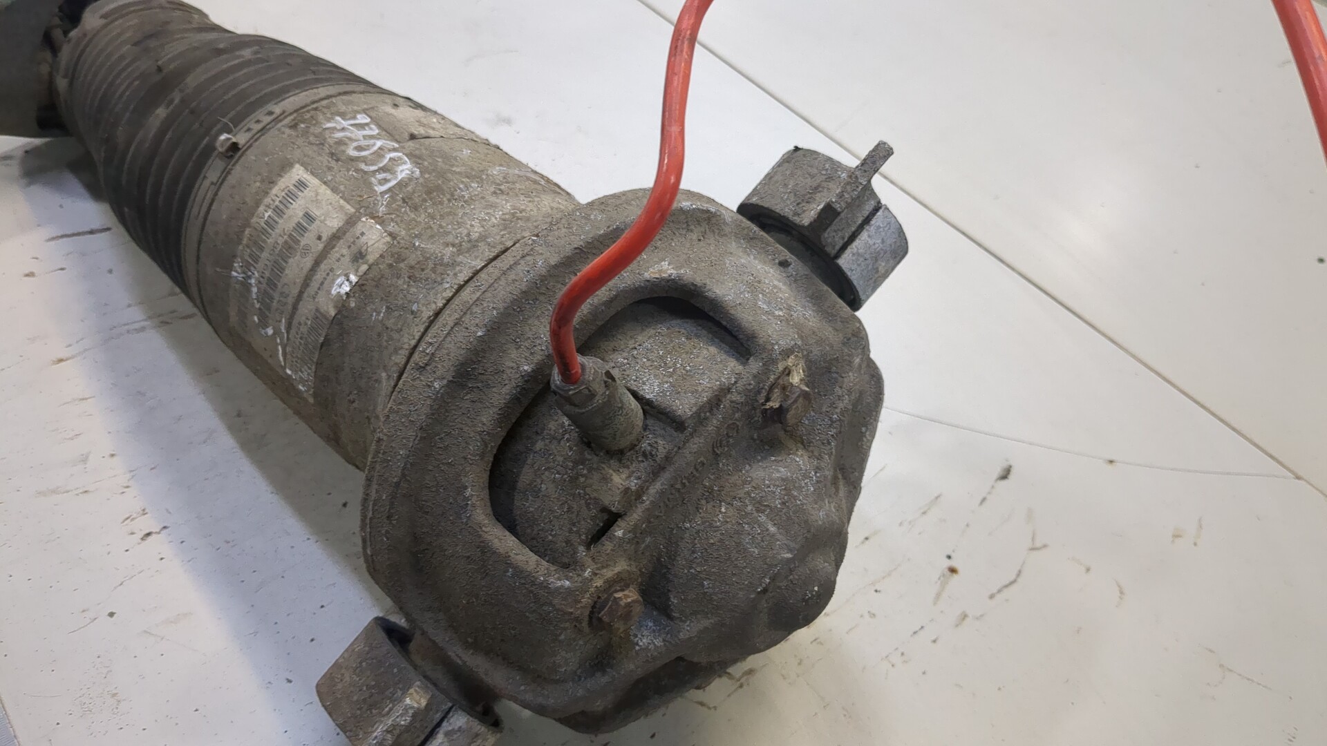 Амортизатор задний левый