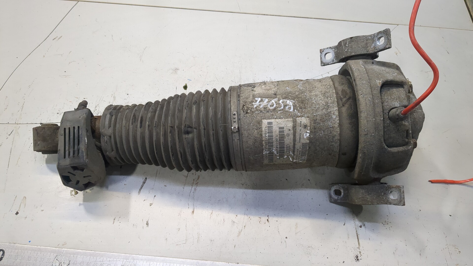 Амортизатор задний левый