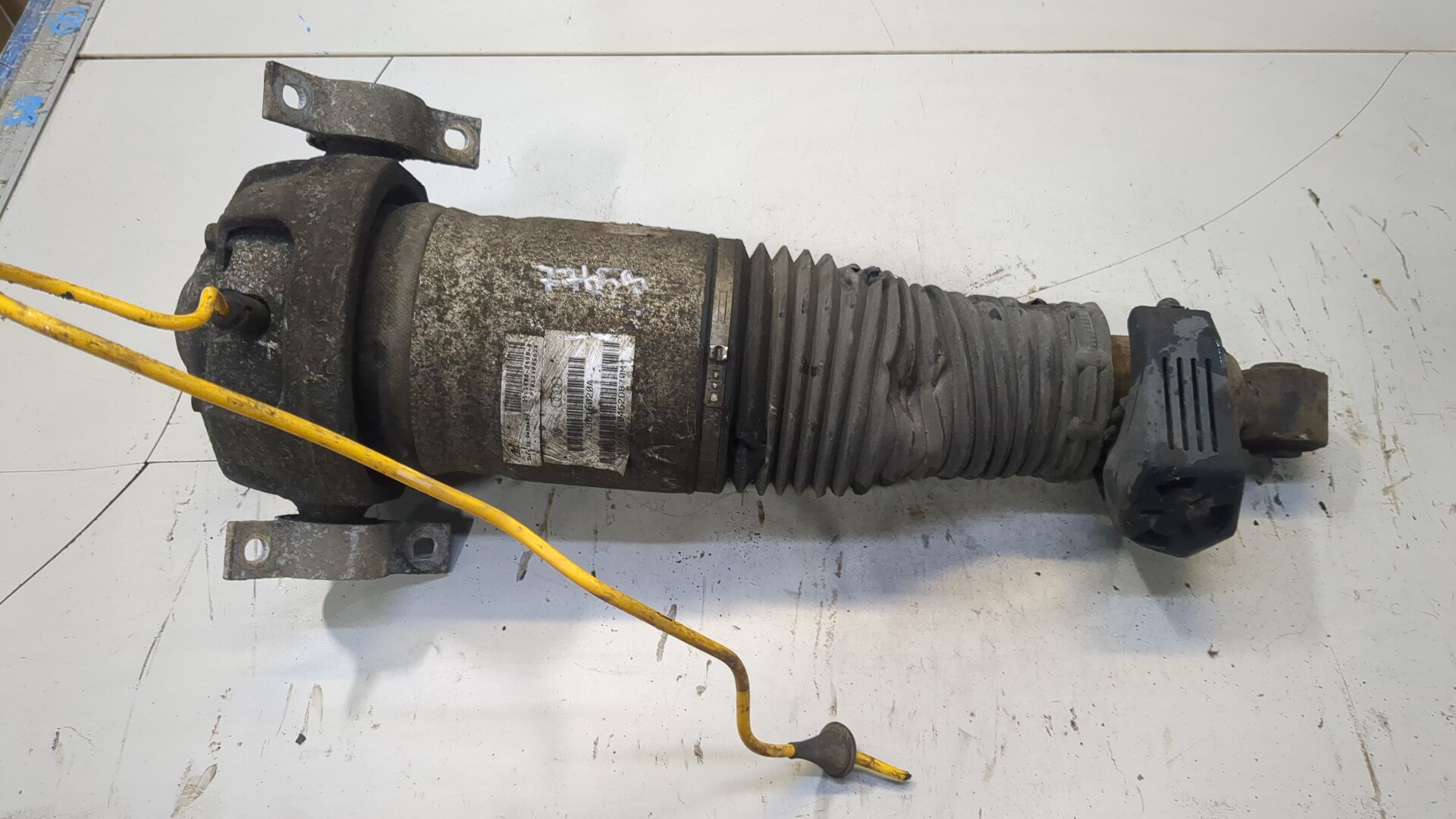 Амортизатор задний правый