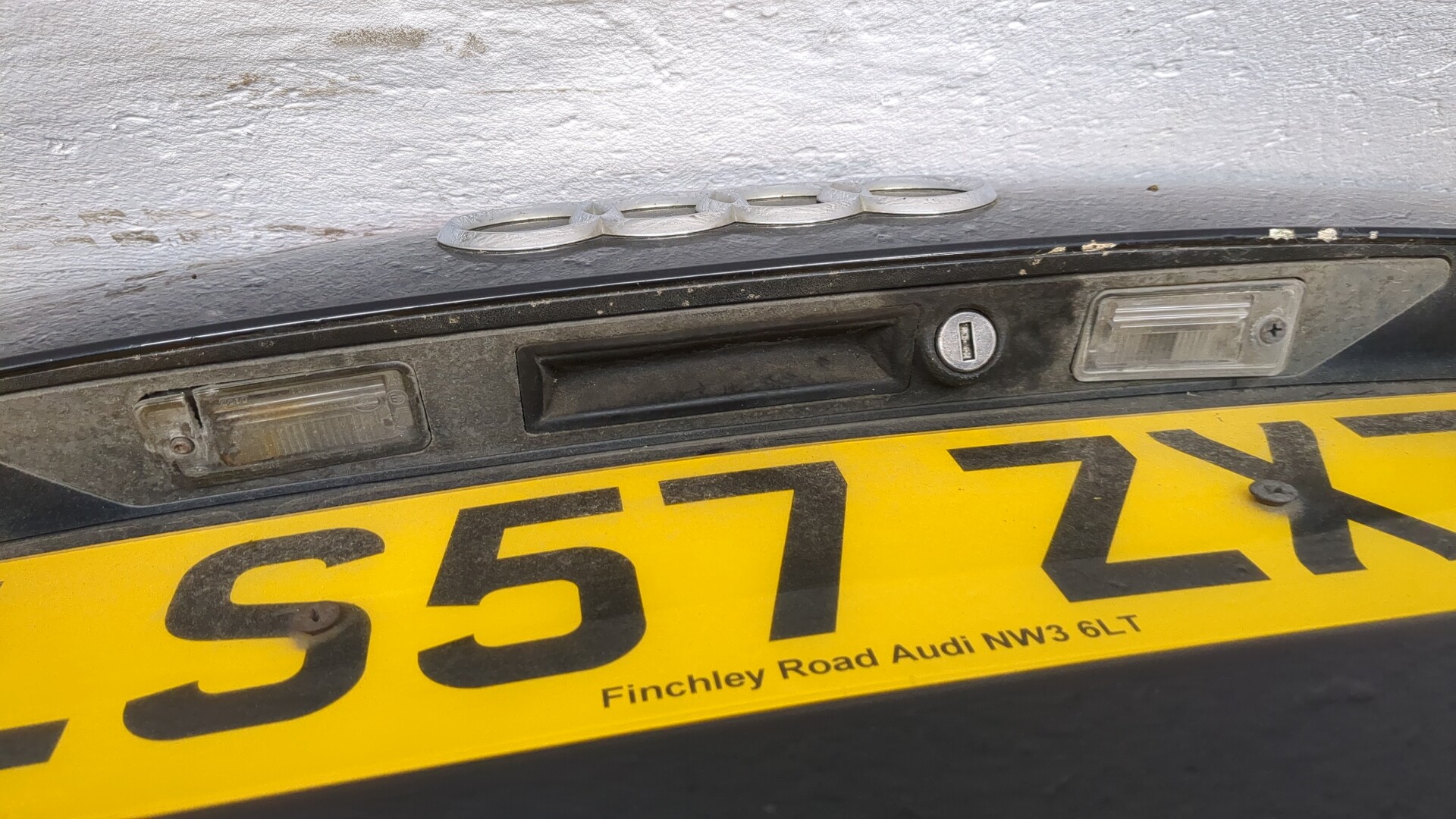 Дверь багажника