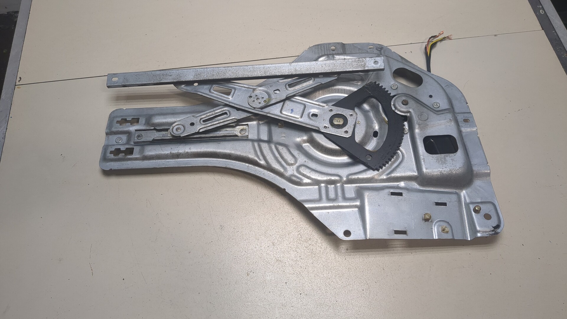 Стеклоподъемник электр. задний левый