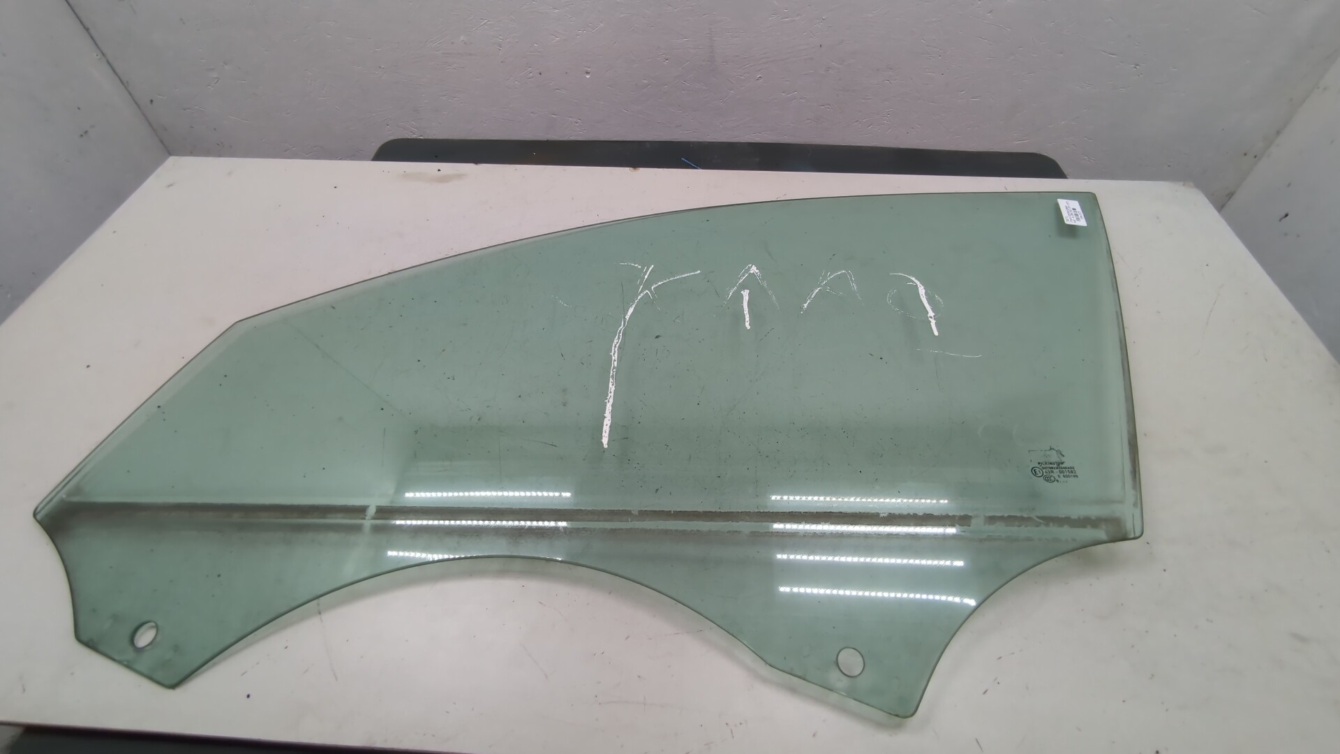 Стекло двери передней левой