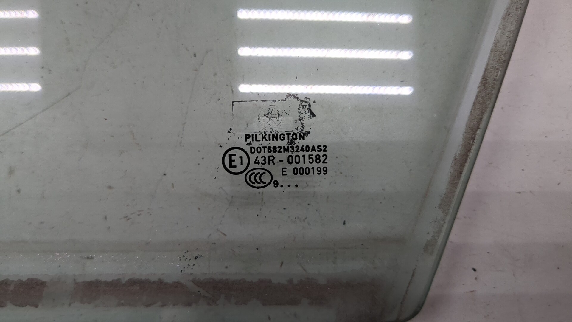 Стекло двери передней левой