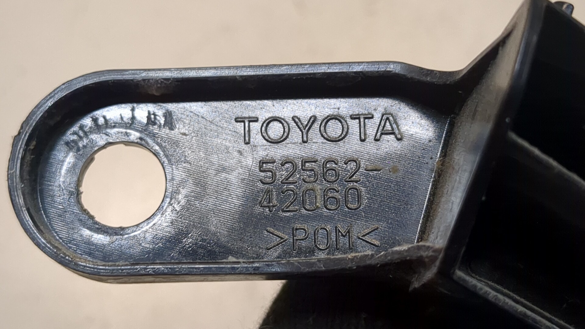 Кронштейн заднего бампера правый