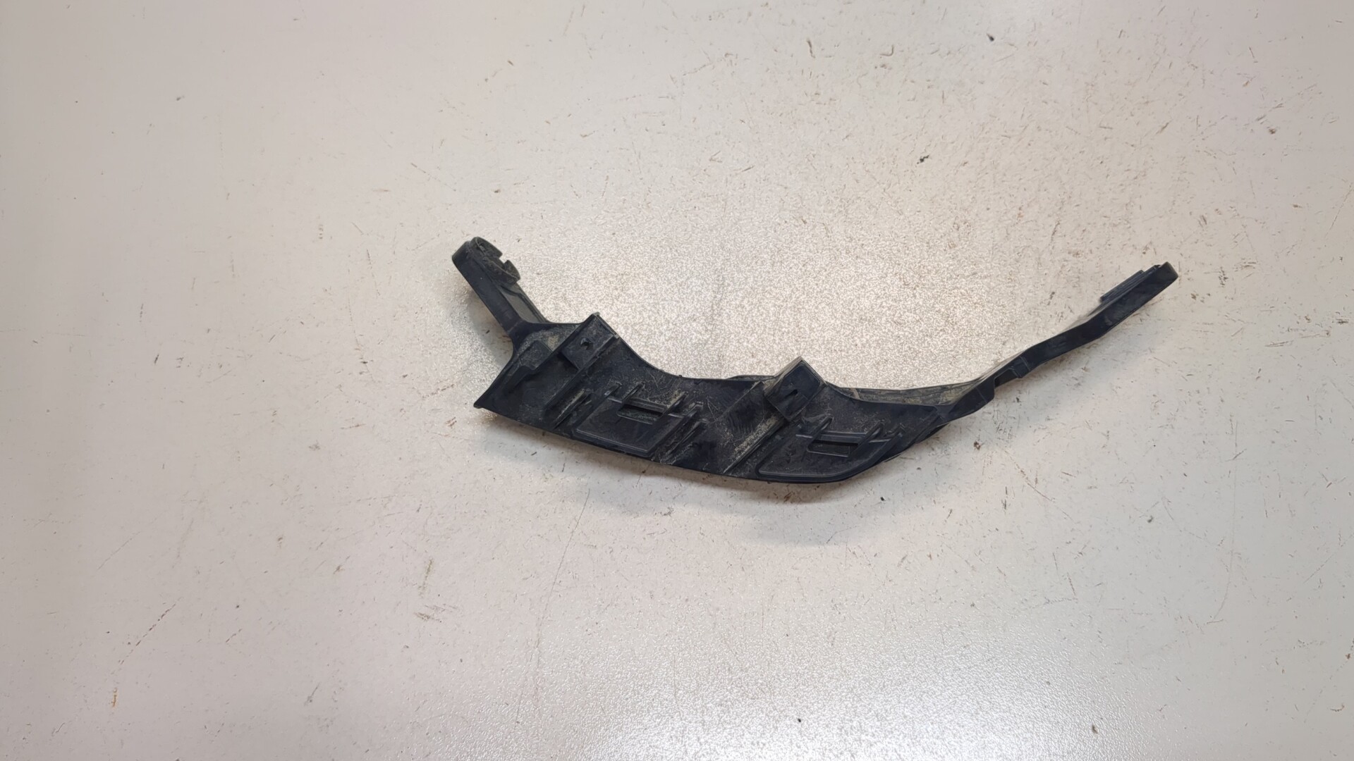 Кронштейн заднего бампера правый