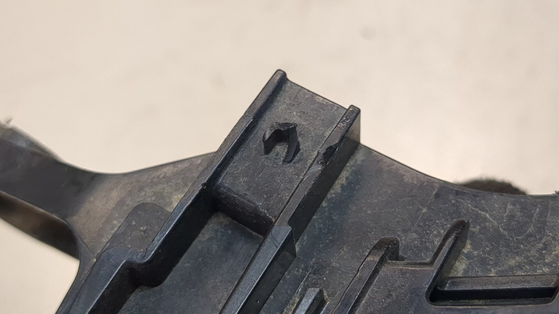 Кронштейн заднего бампера правый