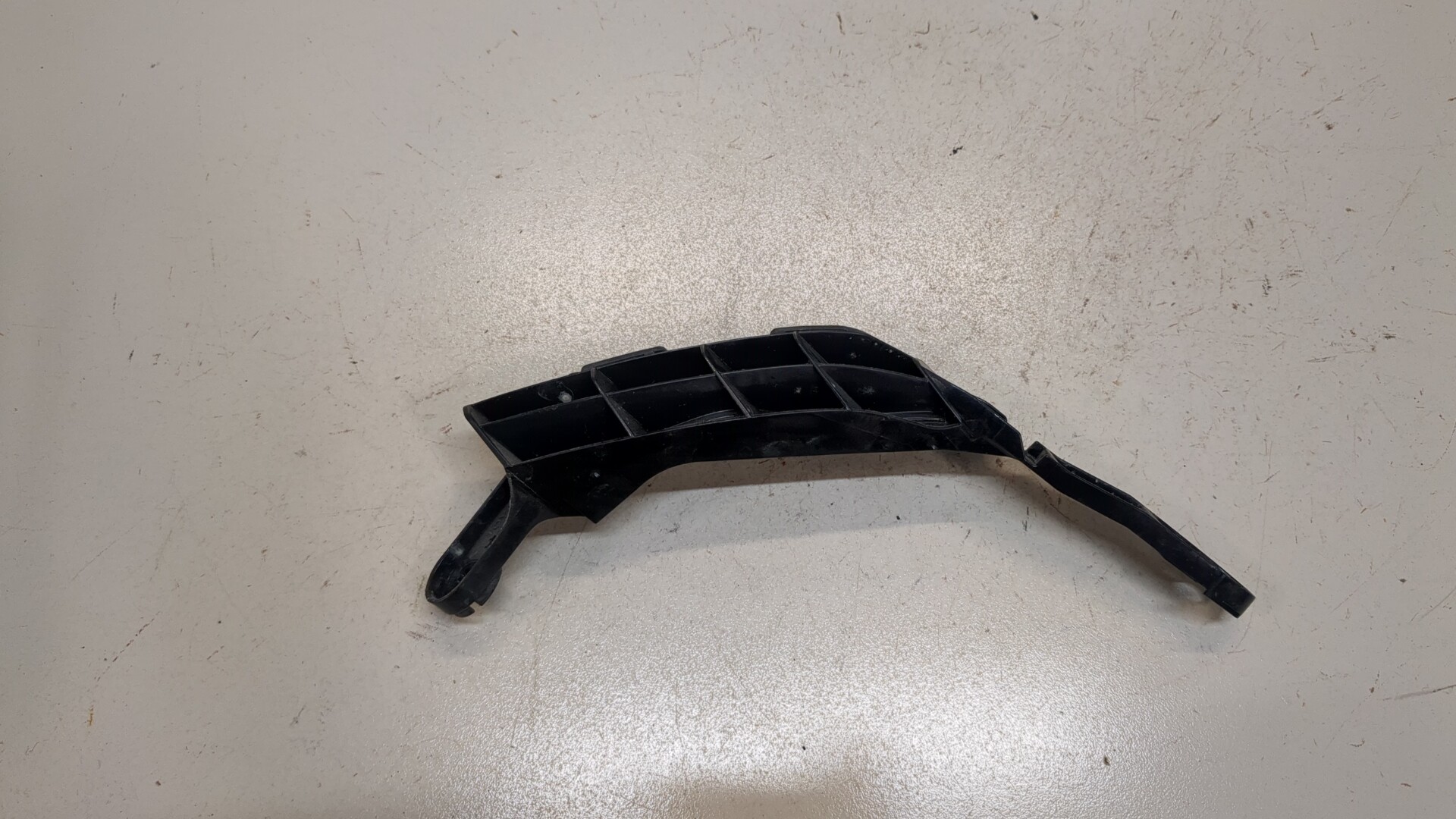 Кронштейн заднего бампера правый