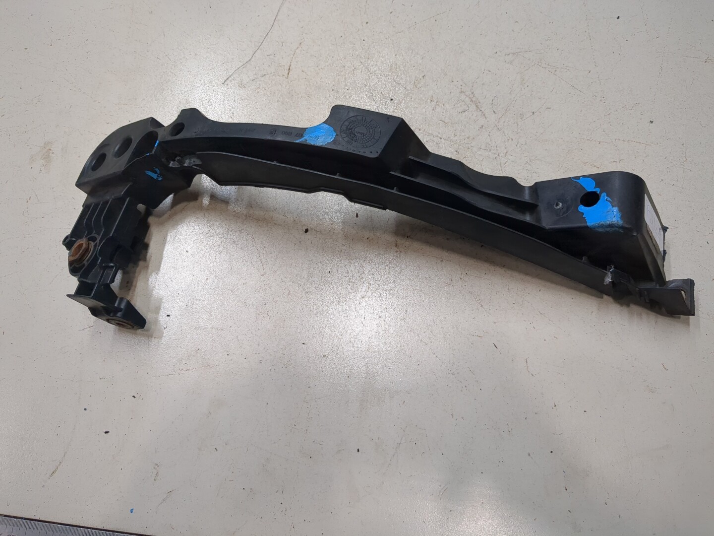 Кронштейн фар правый