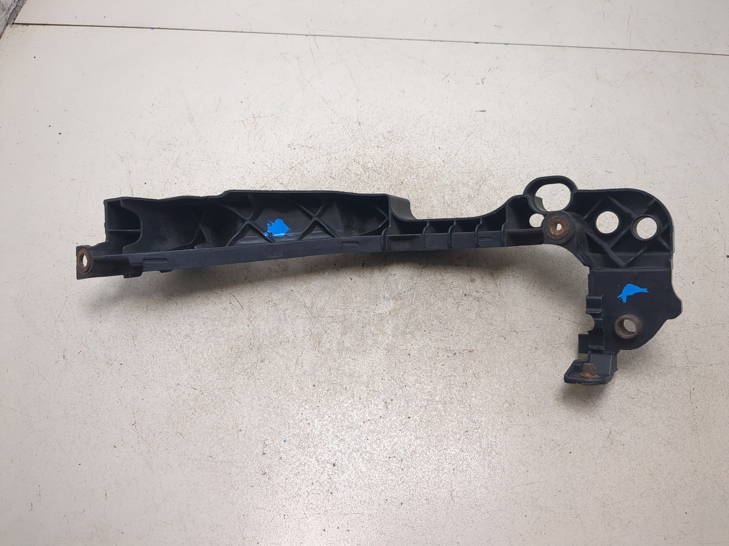 Кронштейн фар правый