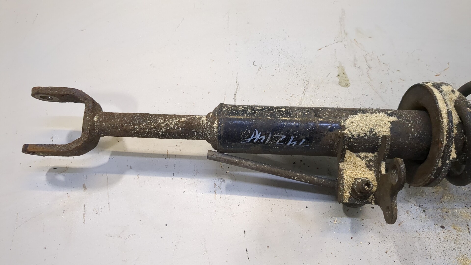 Амортизатор передний левый