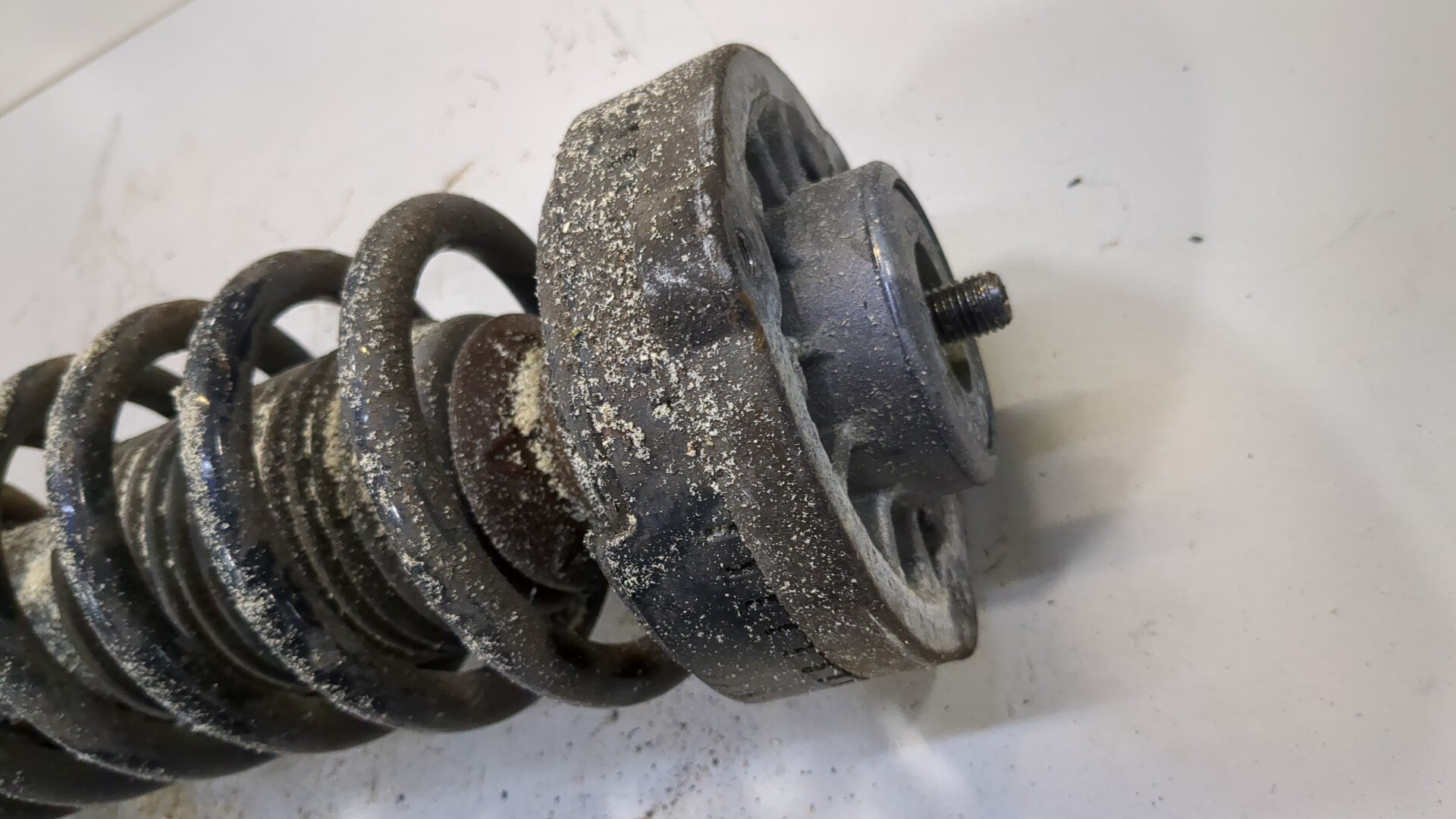 Амортизатор передний левый