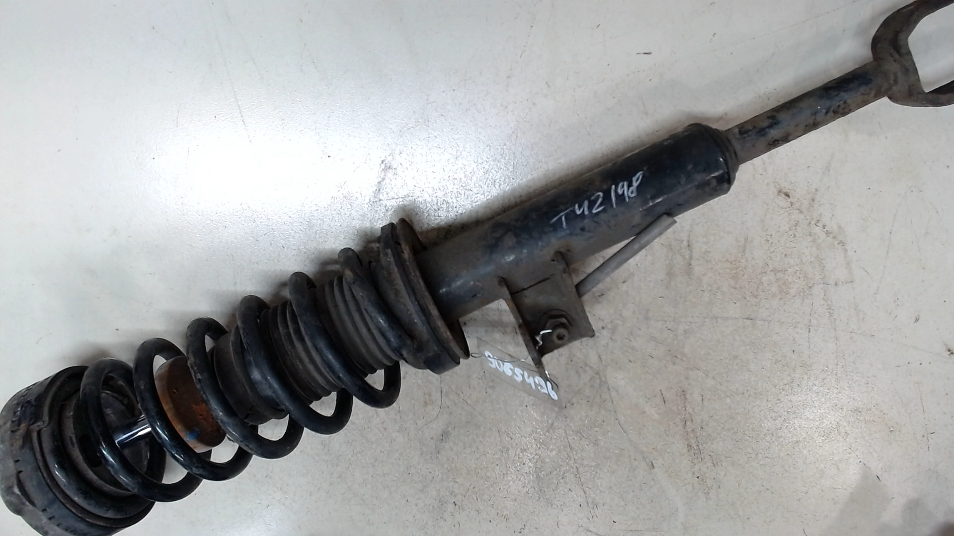 Амортизатор передний левый