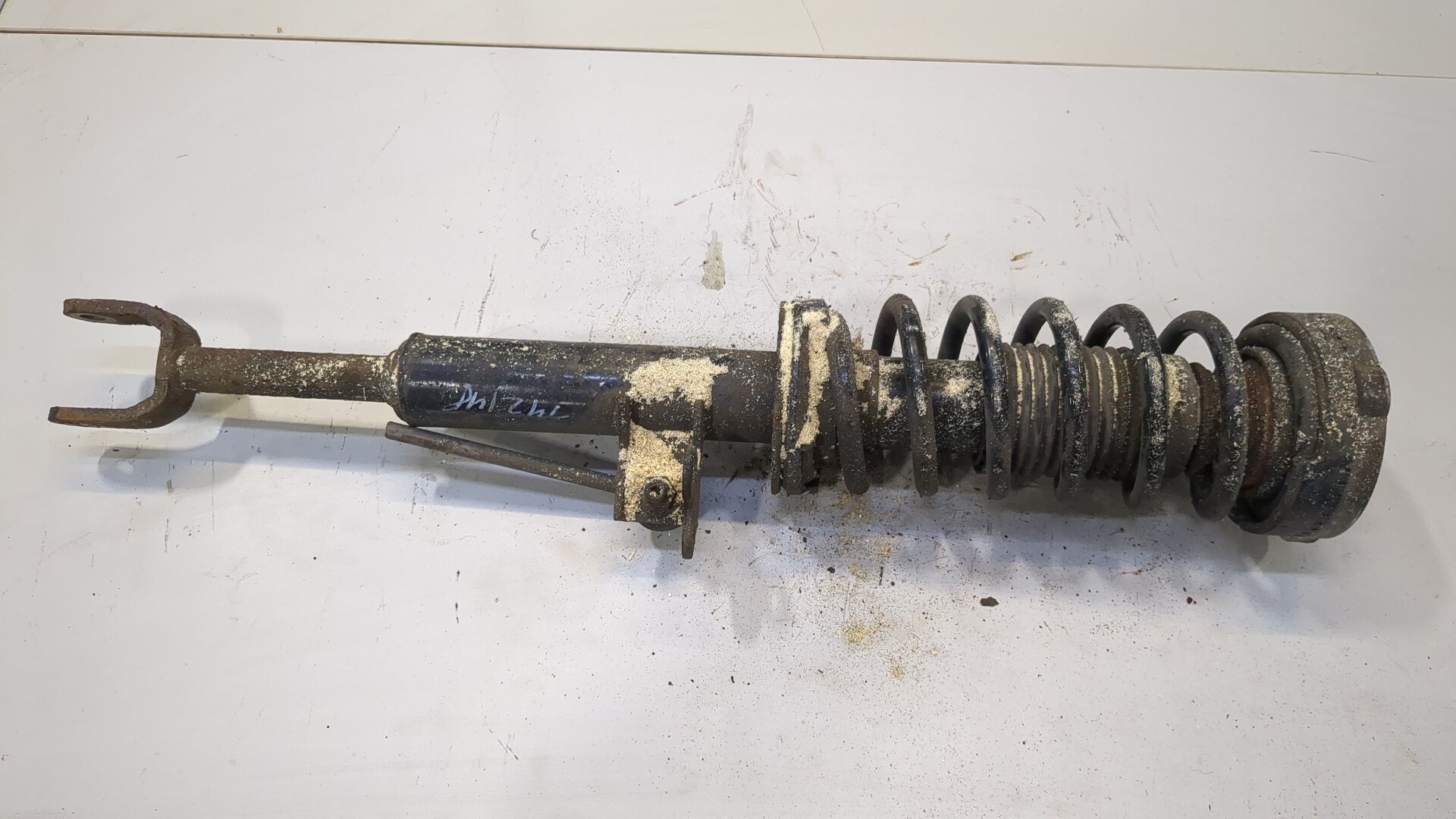 Амортизатор передний левый