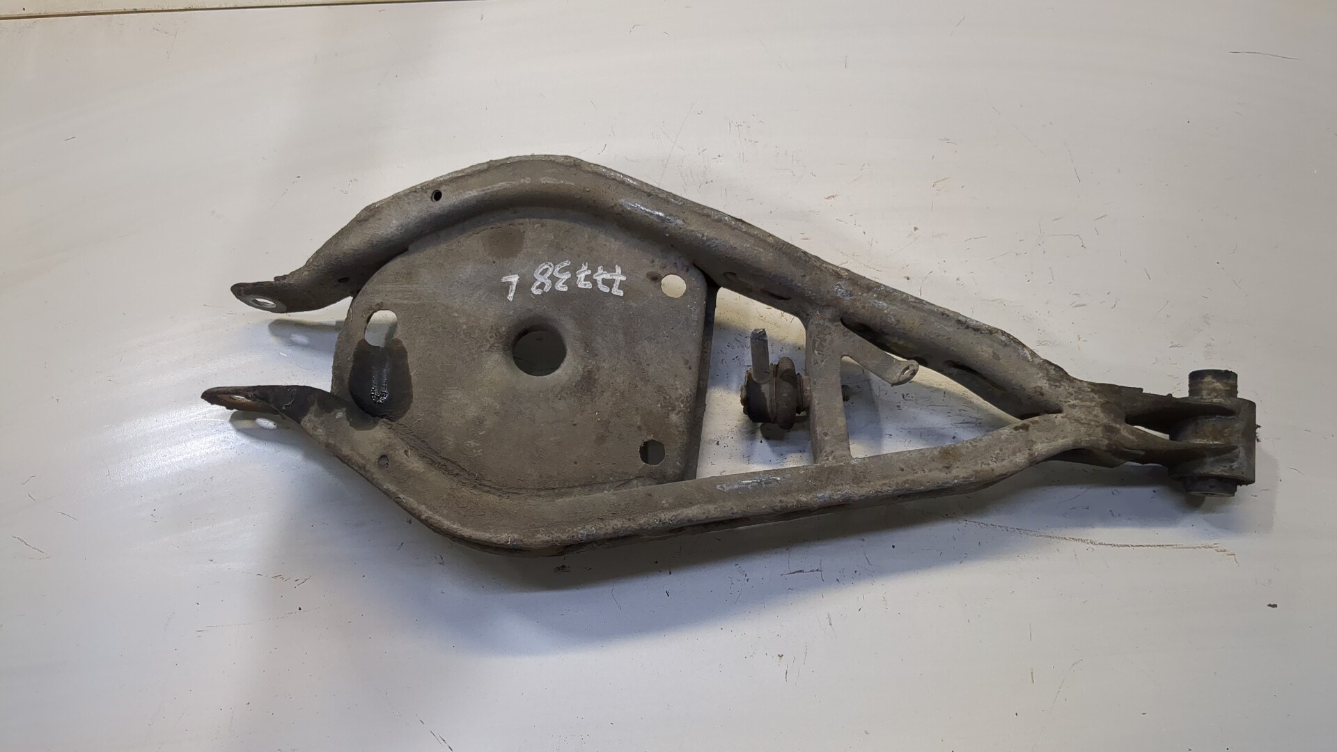 Рычаг задний левый