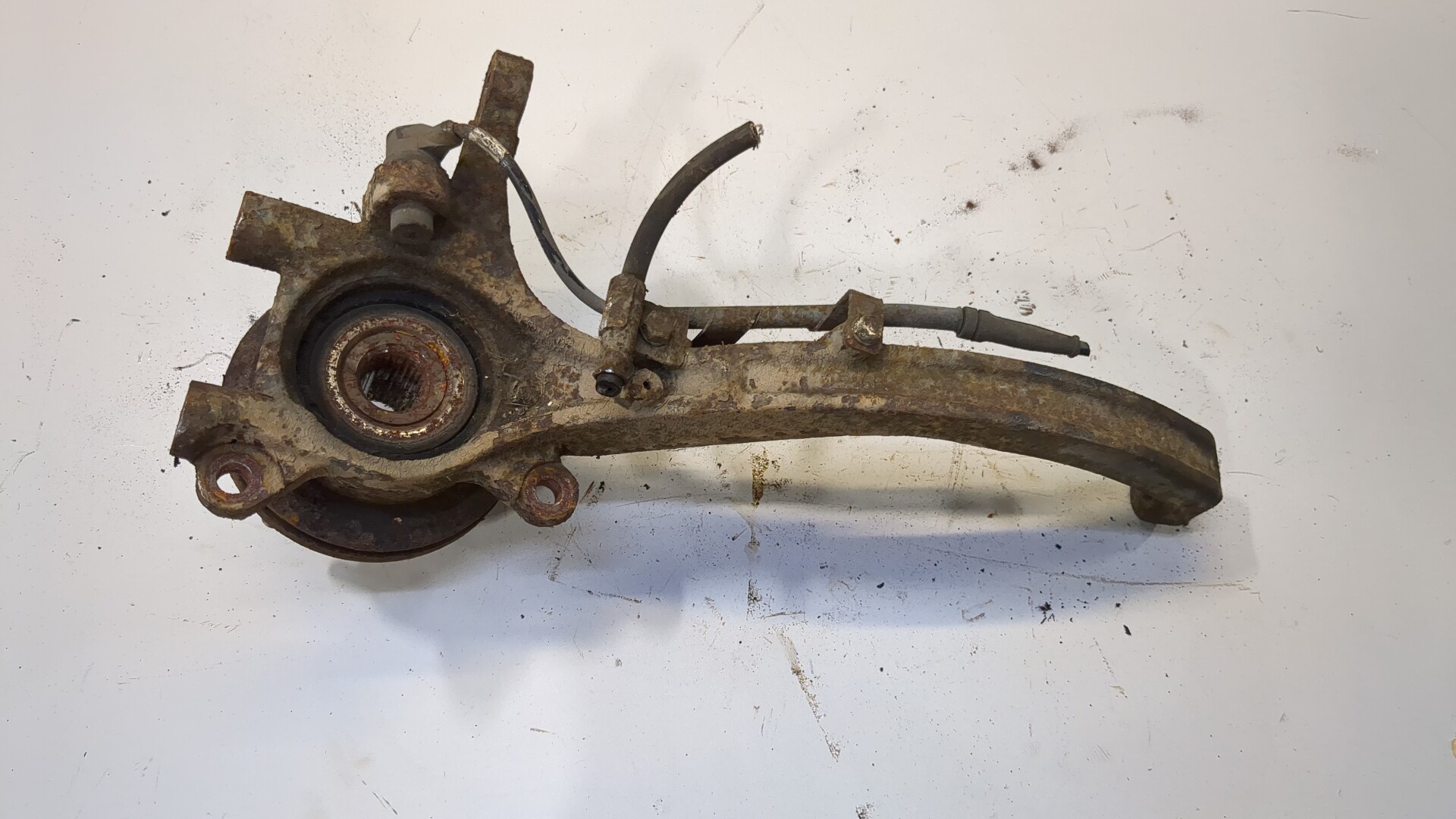 Кулак поворотный передний левый