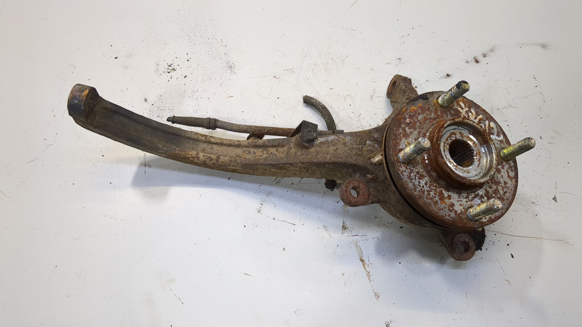 Кулак поворотный передний левый