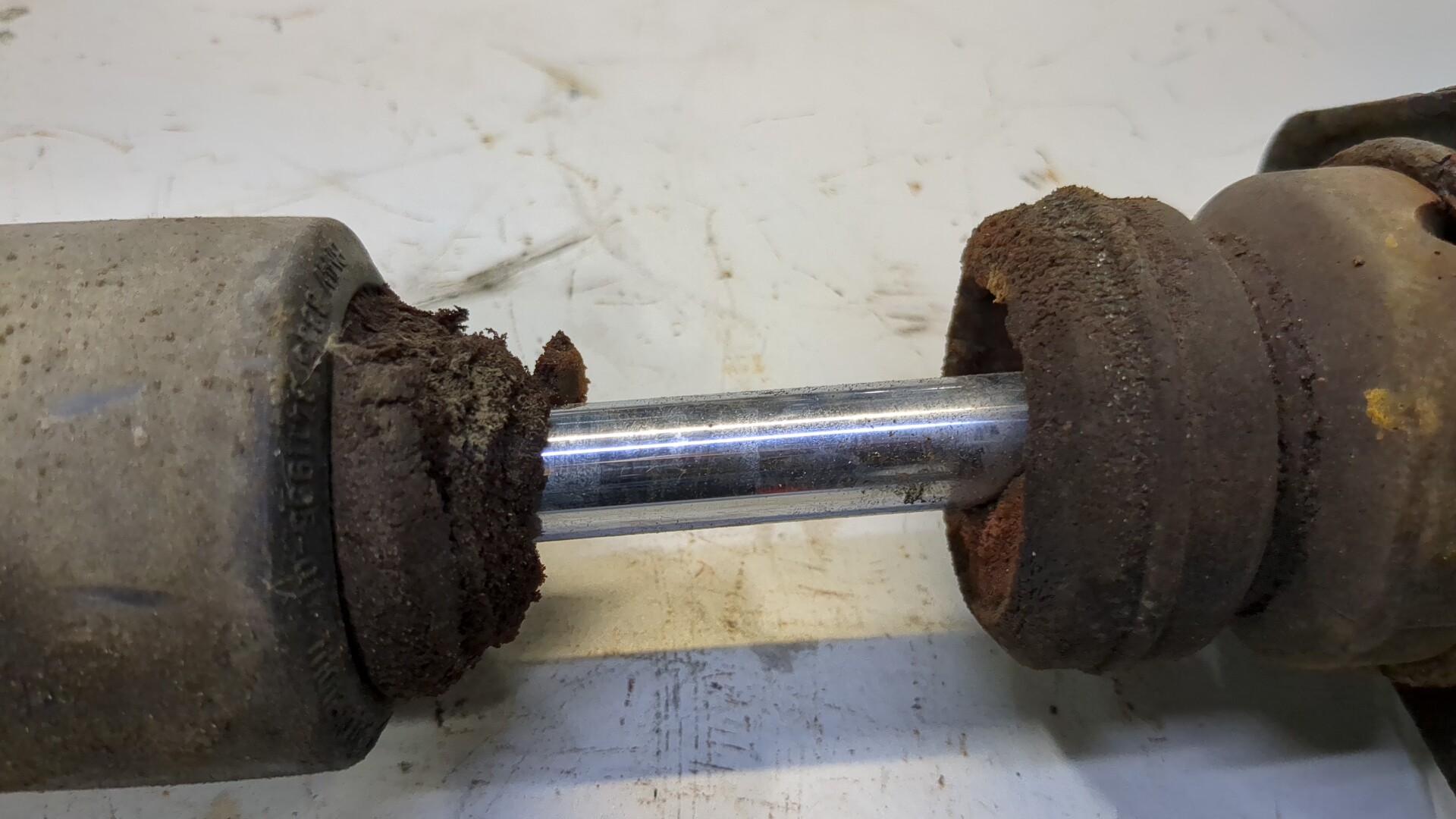 Амортизатор задний (стойка)