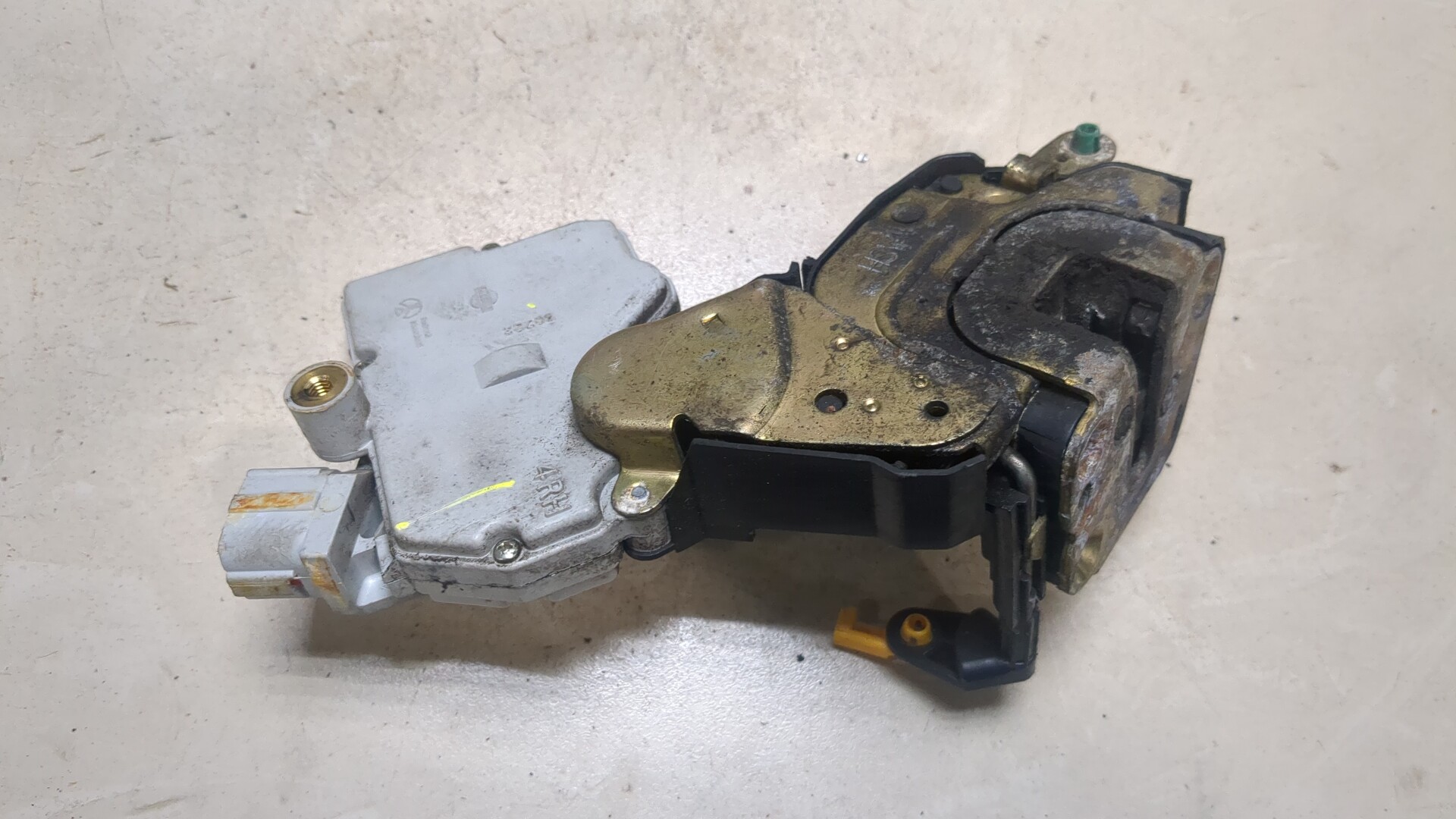 Замок двери передней правой