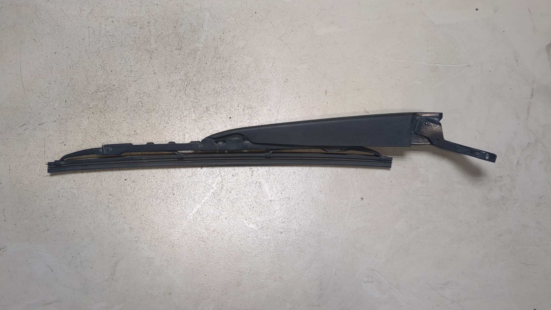 Поводок стеклоочистителя заднего