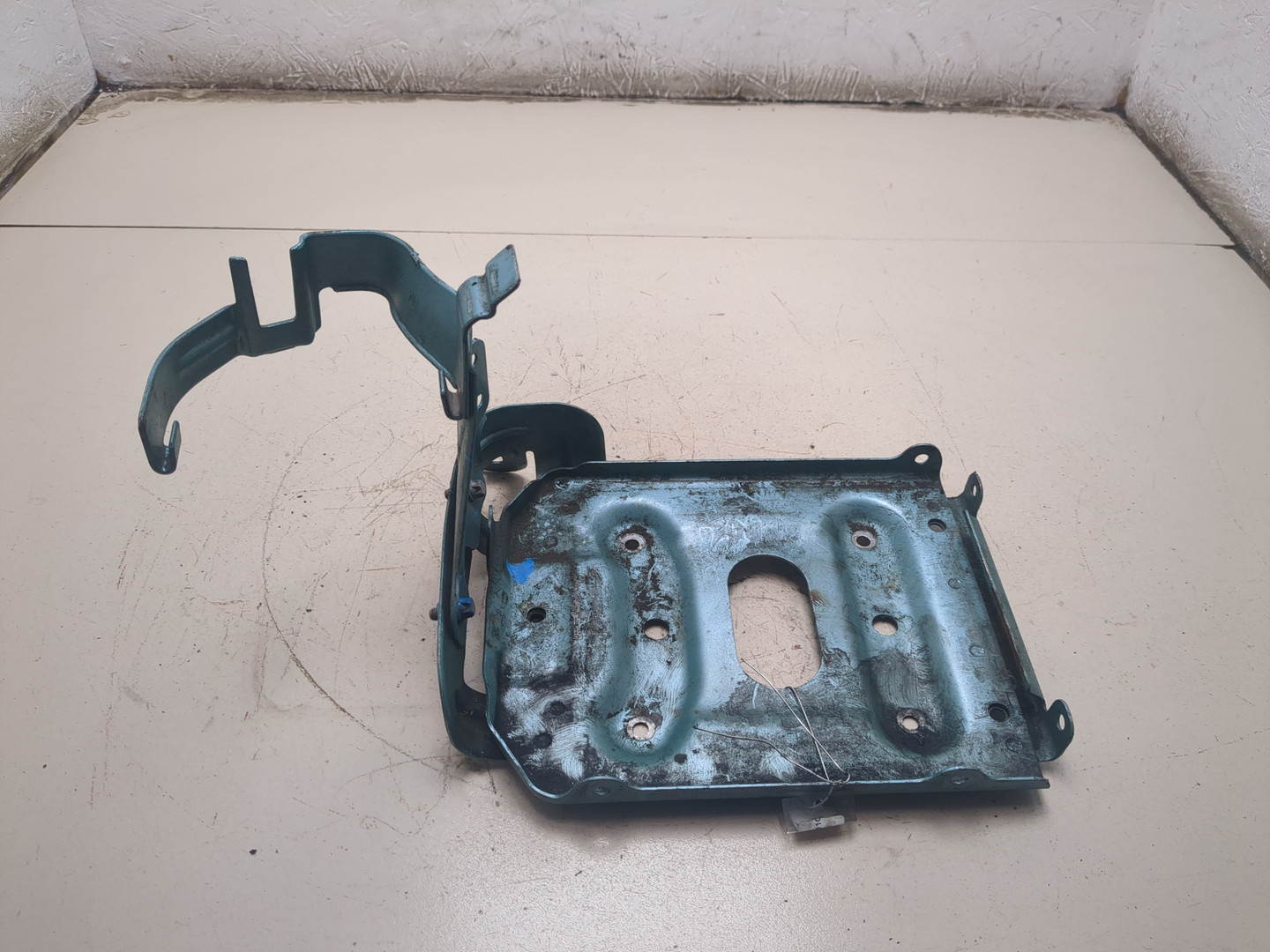 Площадка под аккумулятор (АКБ)