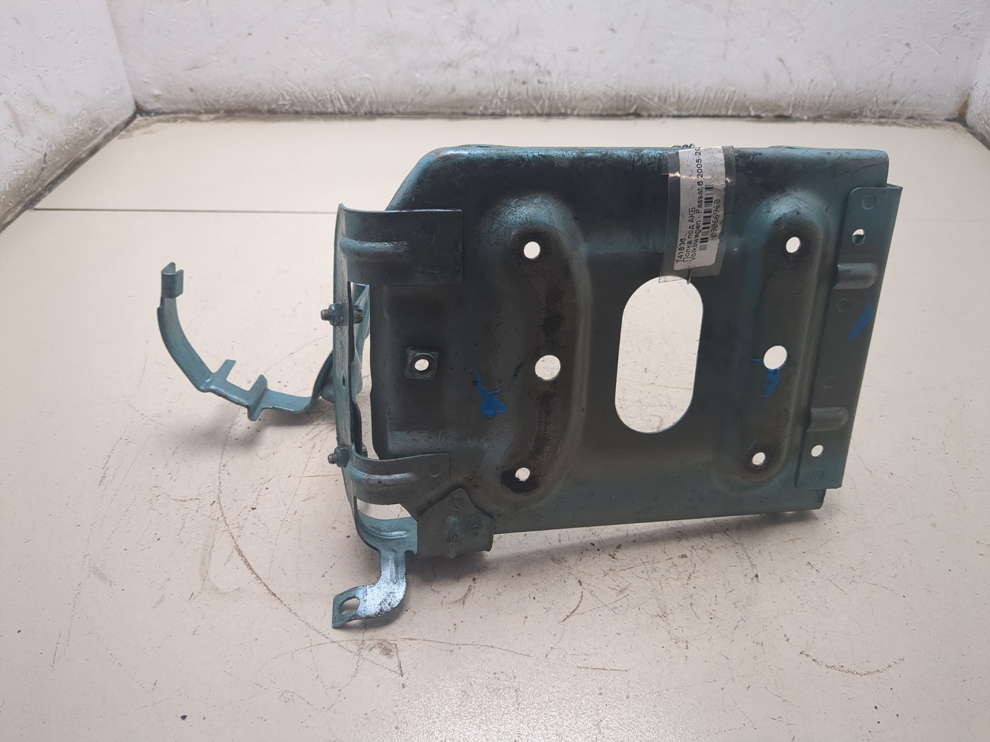 Площадка под аккумулятор (АКБ)