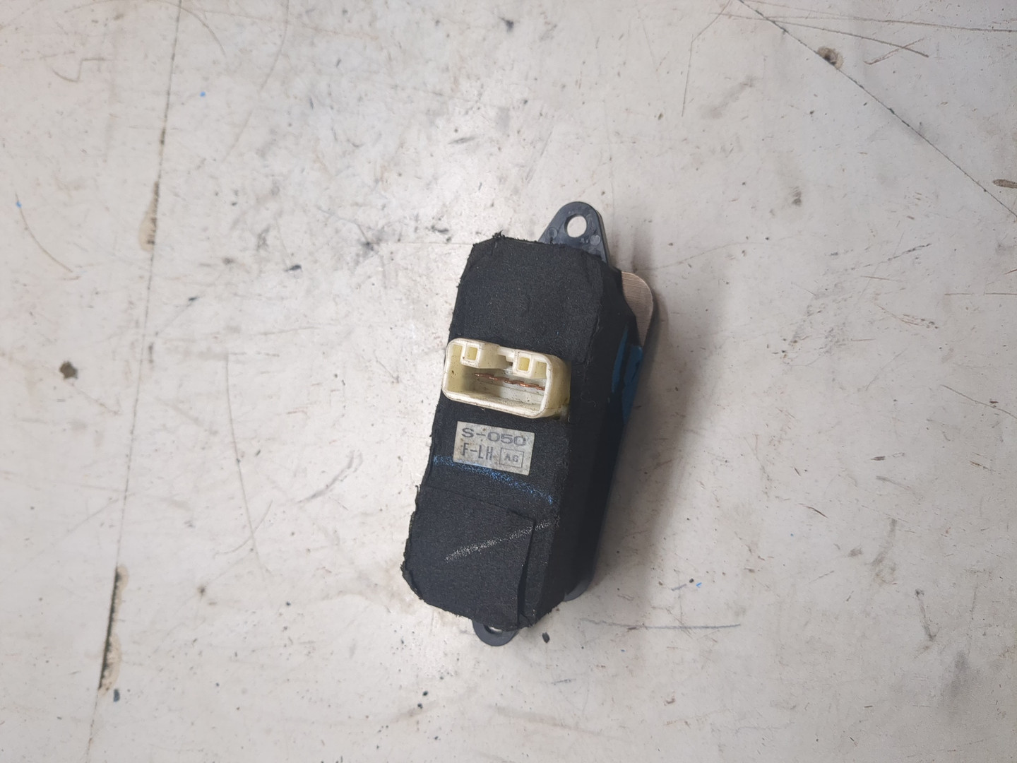 Кнопка стеклоподъемника