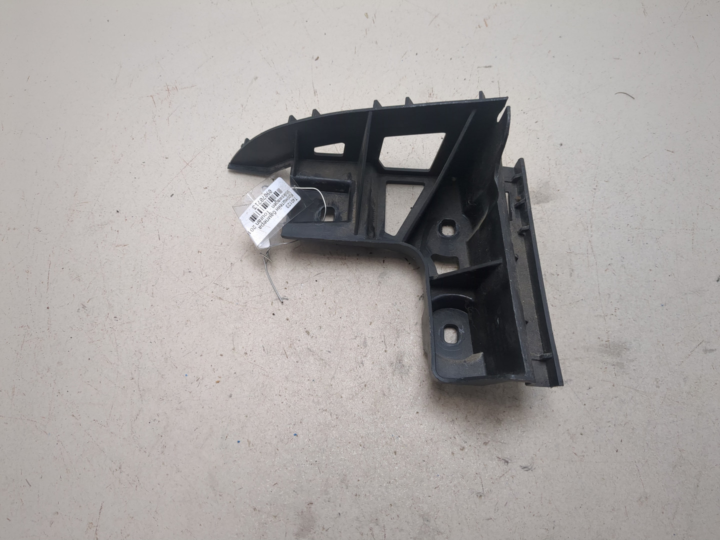 Кронштейн заднего бампера левый