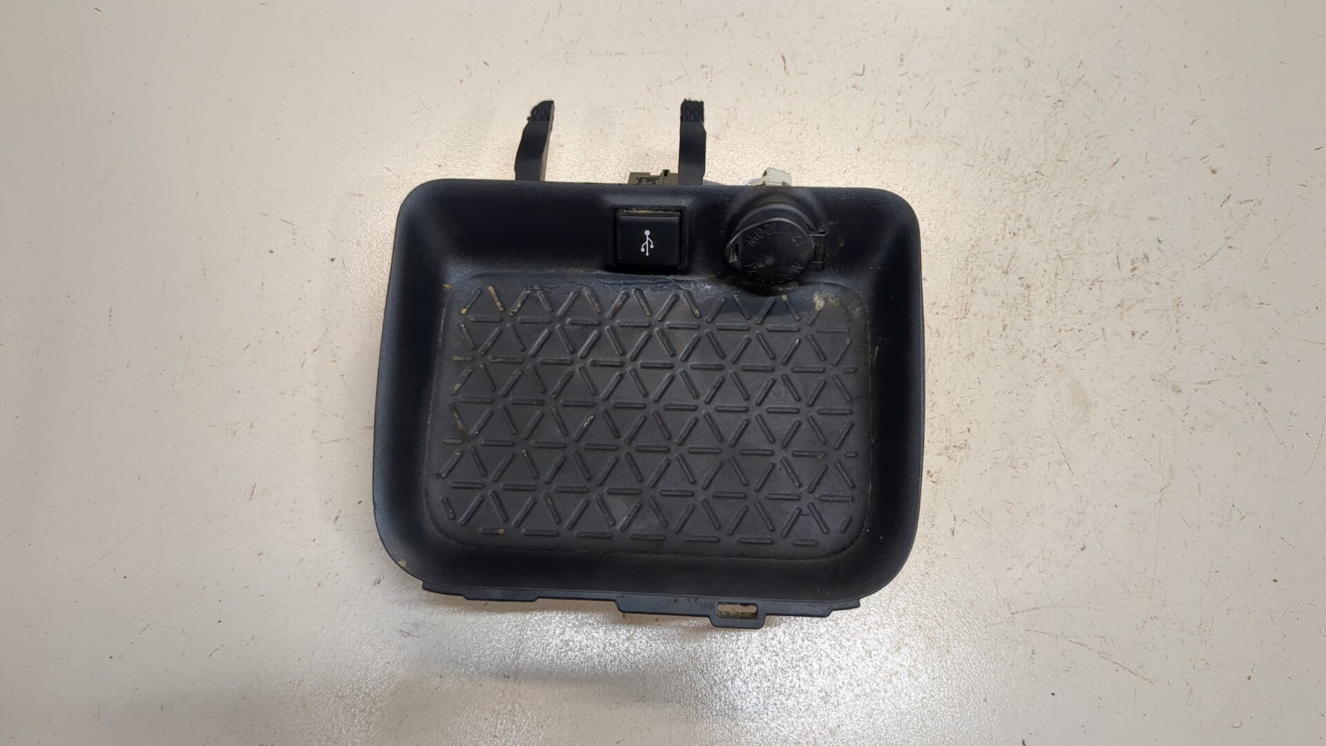 Гнездо AUX / USB IN