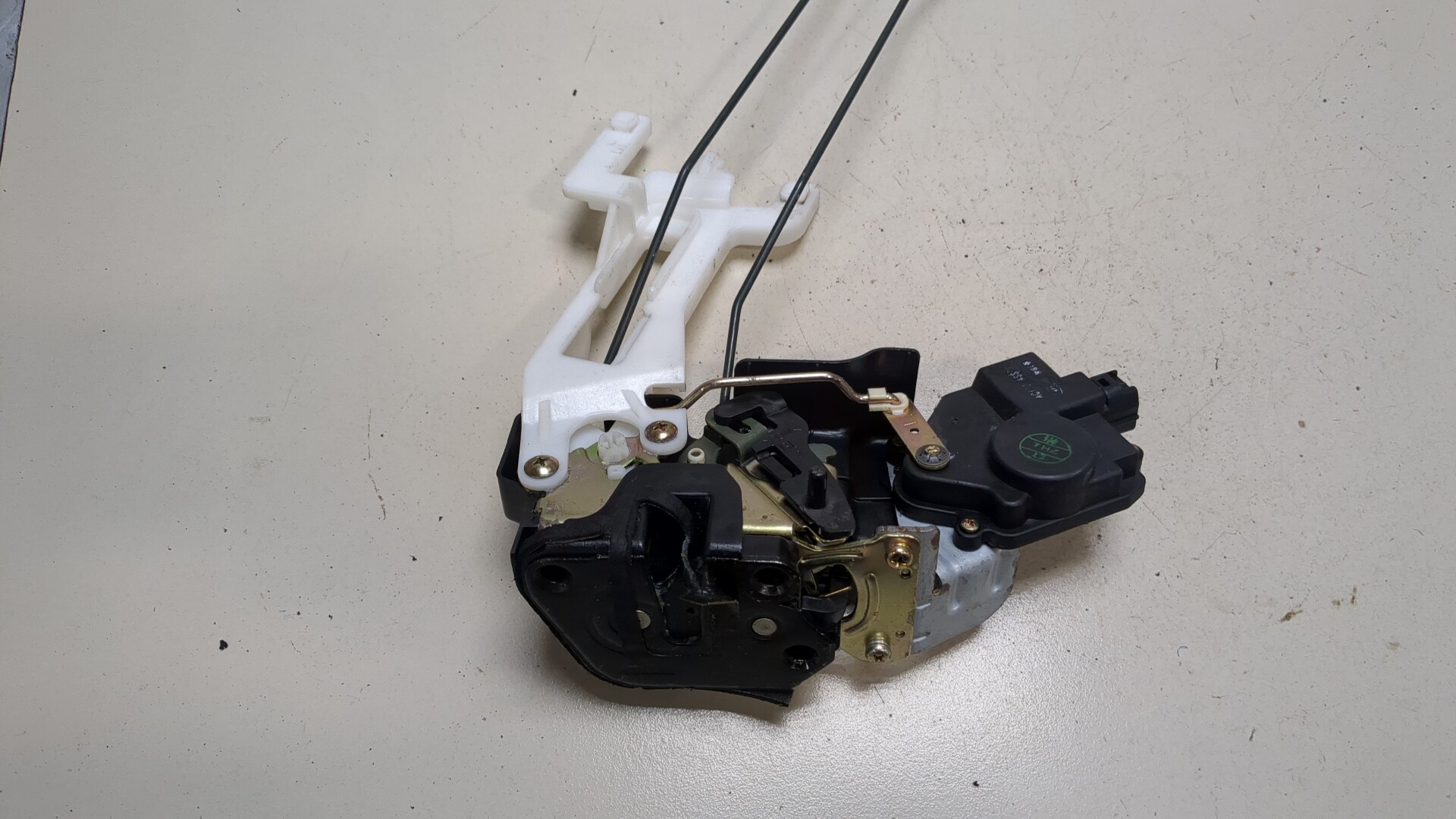 Замок двери задней левой