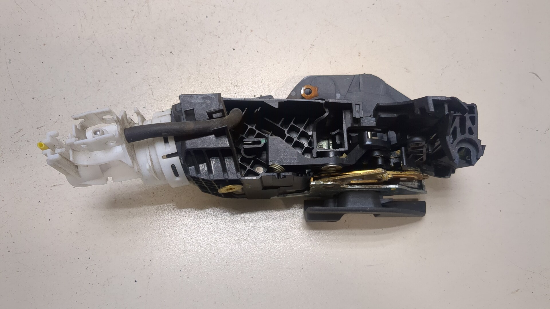 Замок двери передней правой