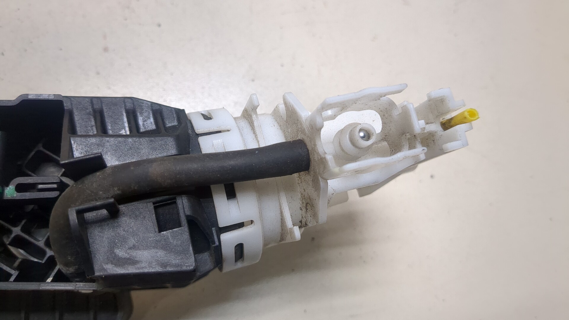 Замок двери передней правой