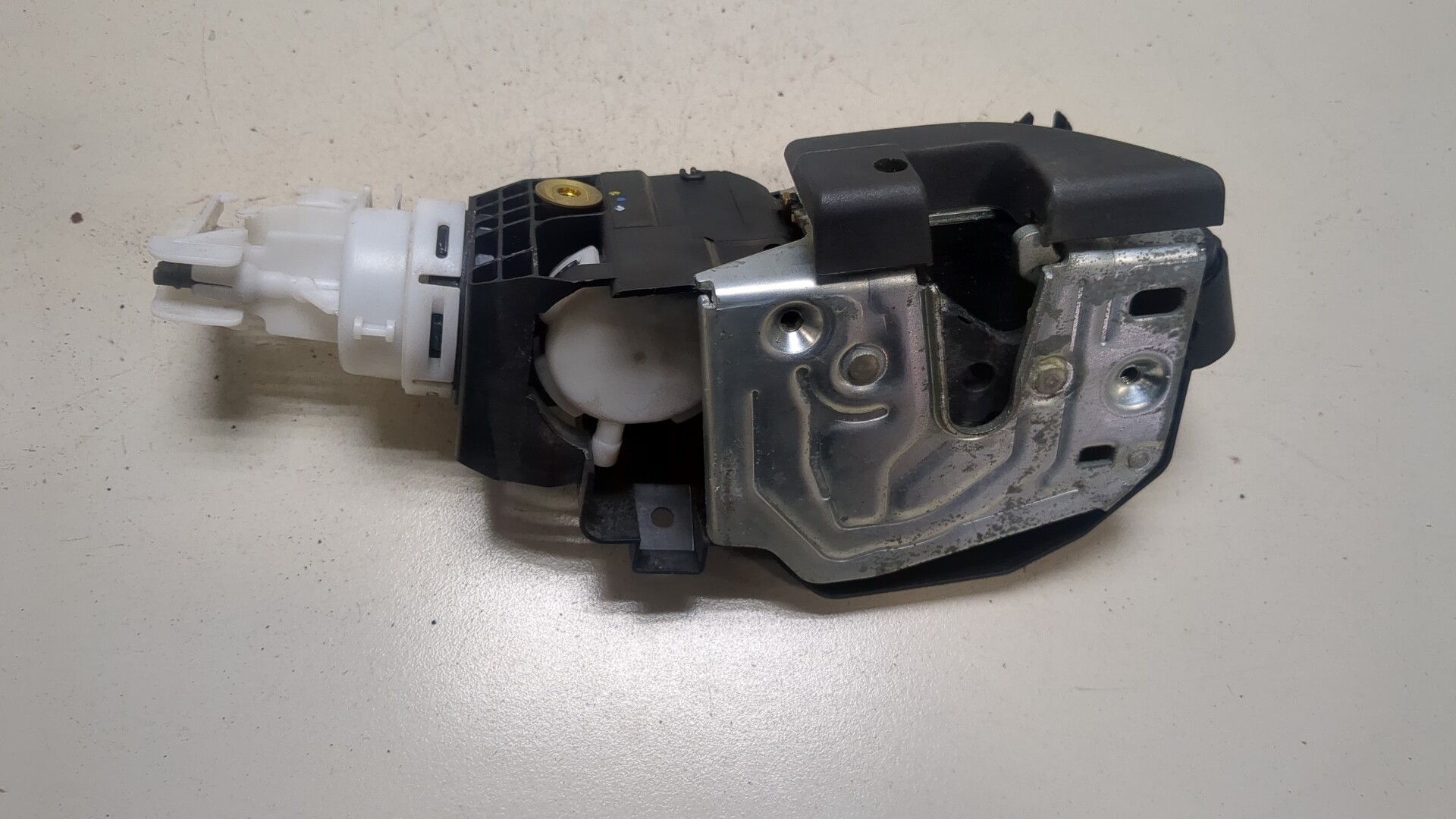 Замок двери передней правой