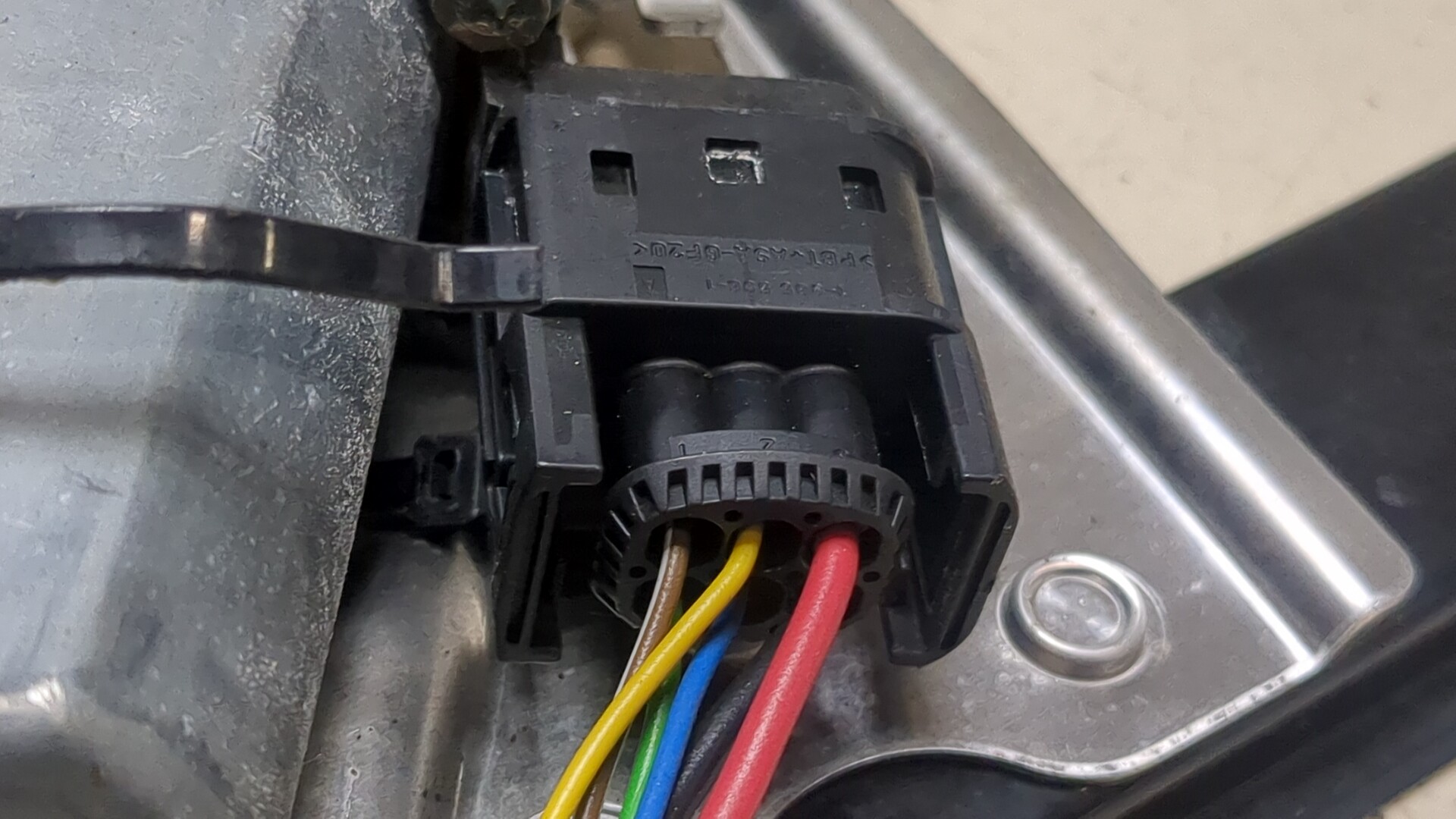 Стеклоподъемник электр. задний правый