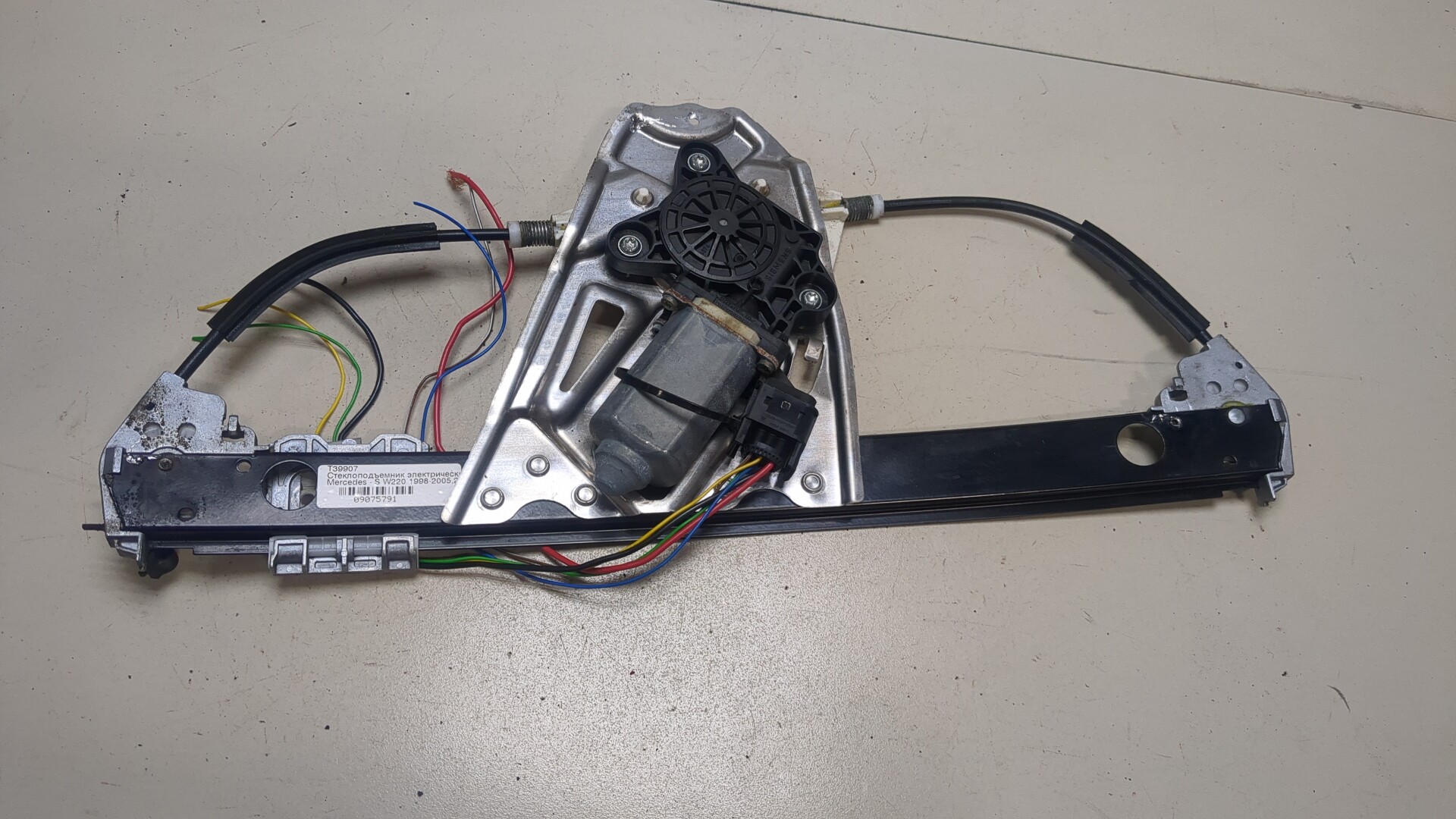 Стеклоподъемник электр. задний правый