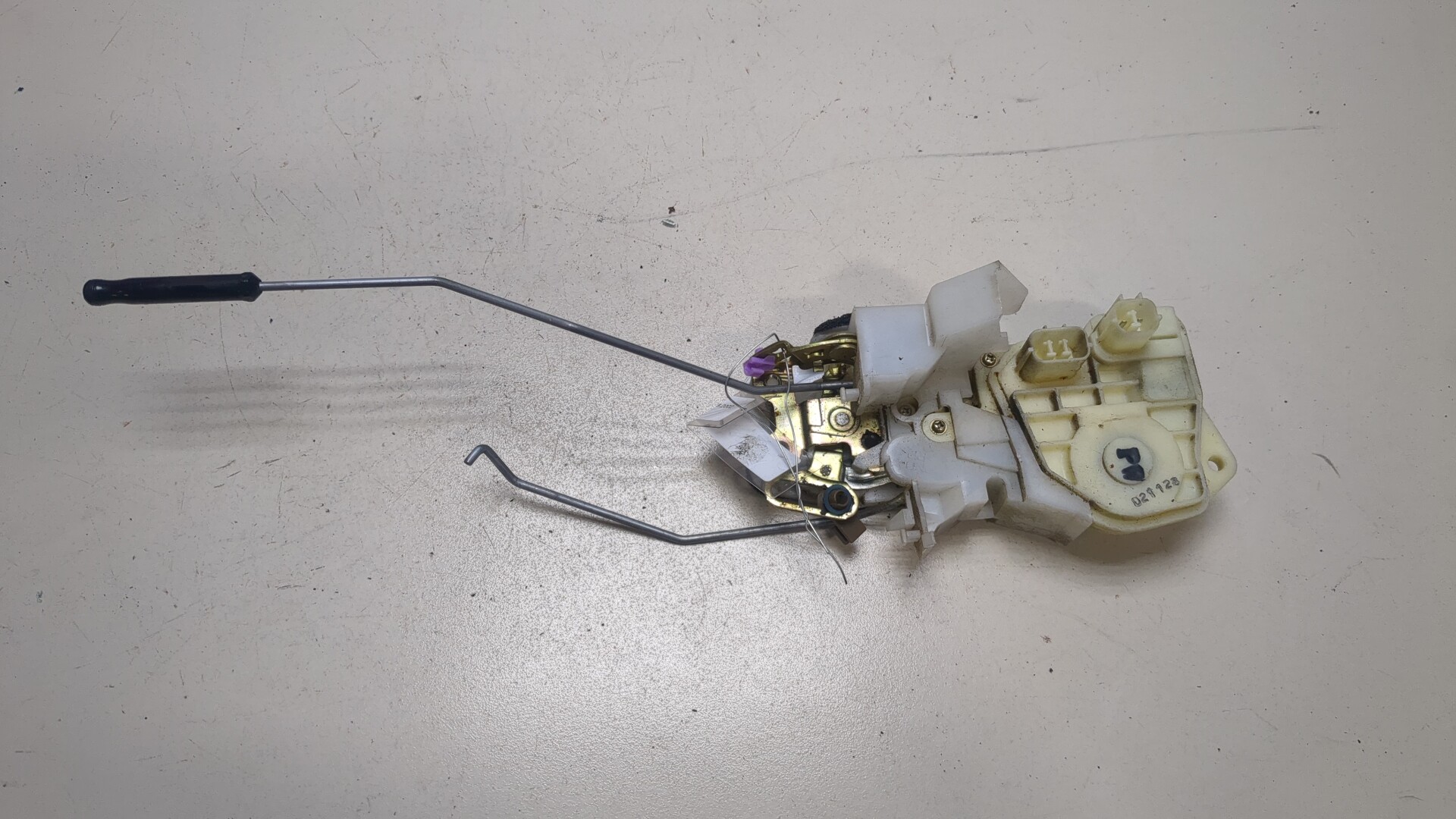 Замок двери передней правой