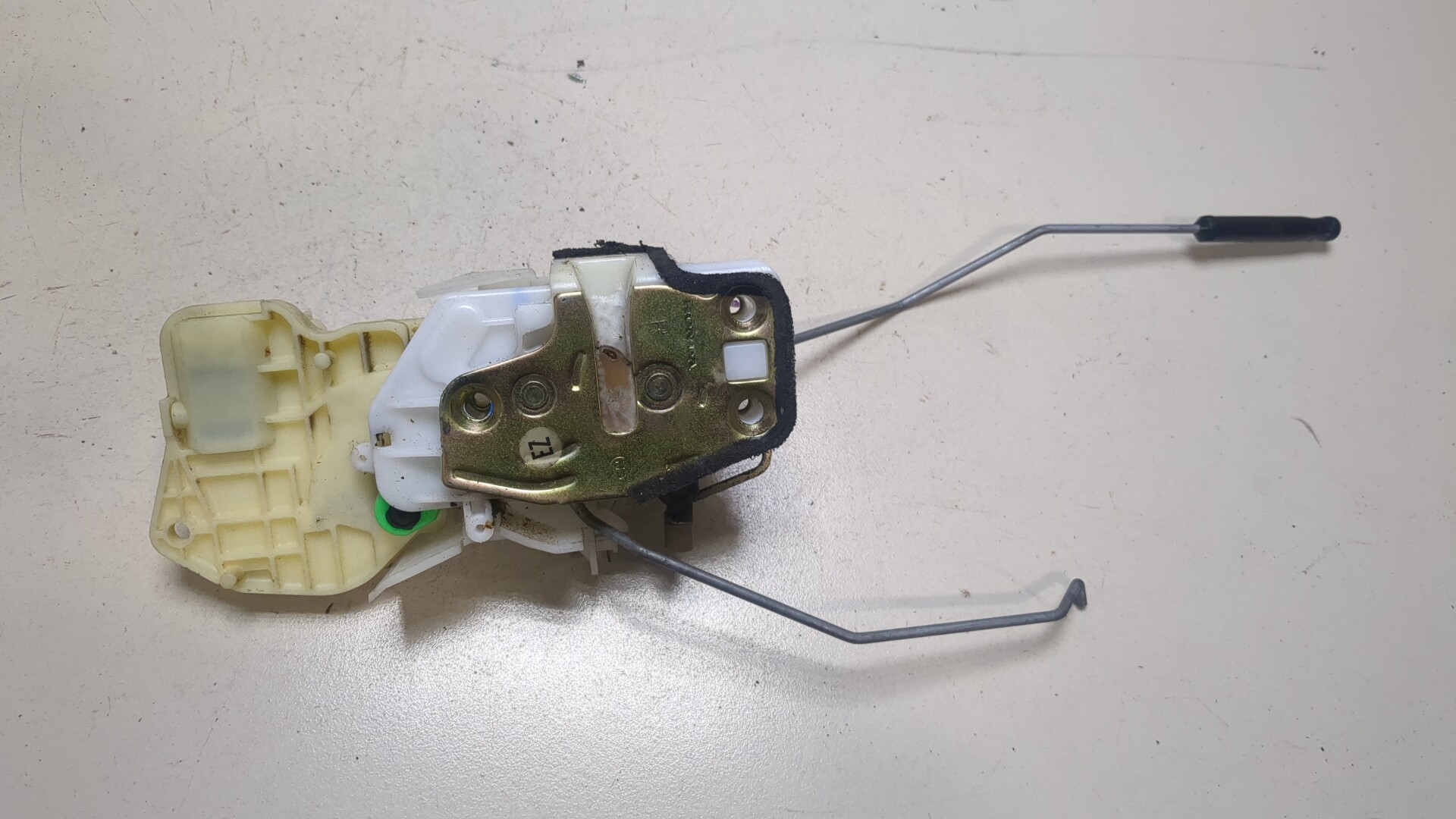 Замок двери передней правой