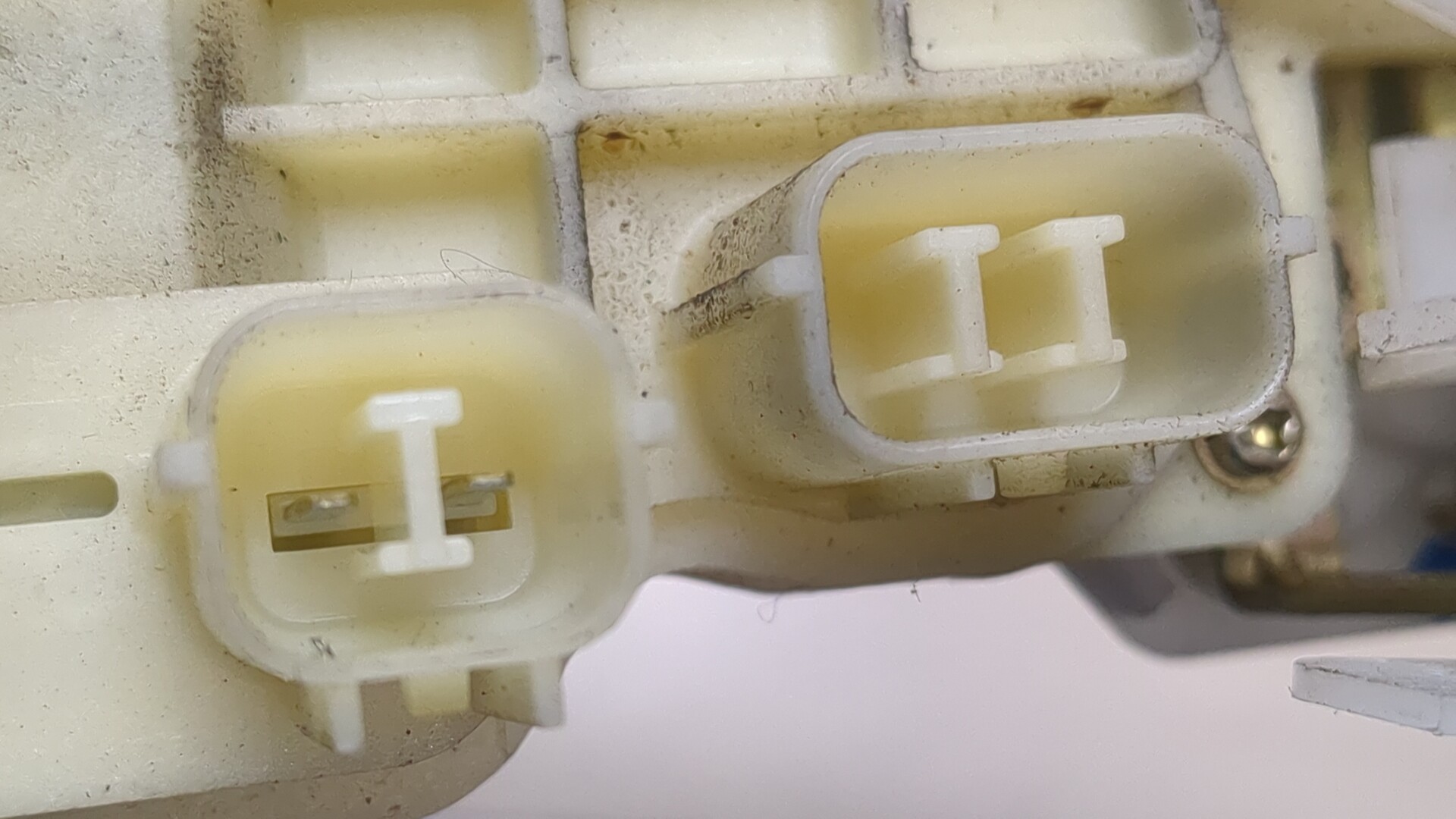 Замок двери передней правой