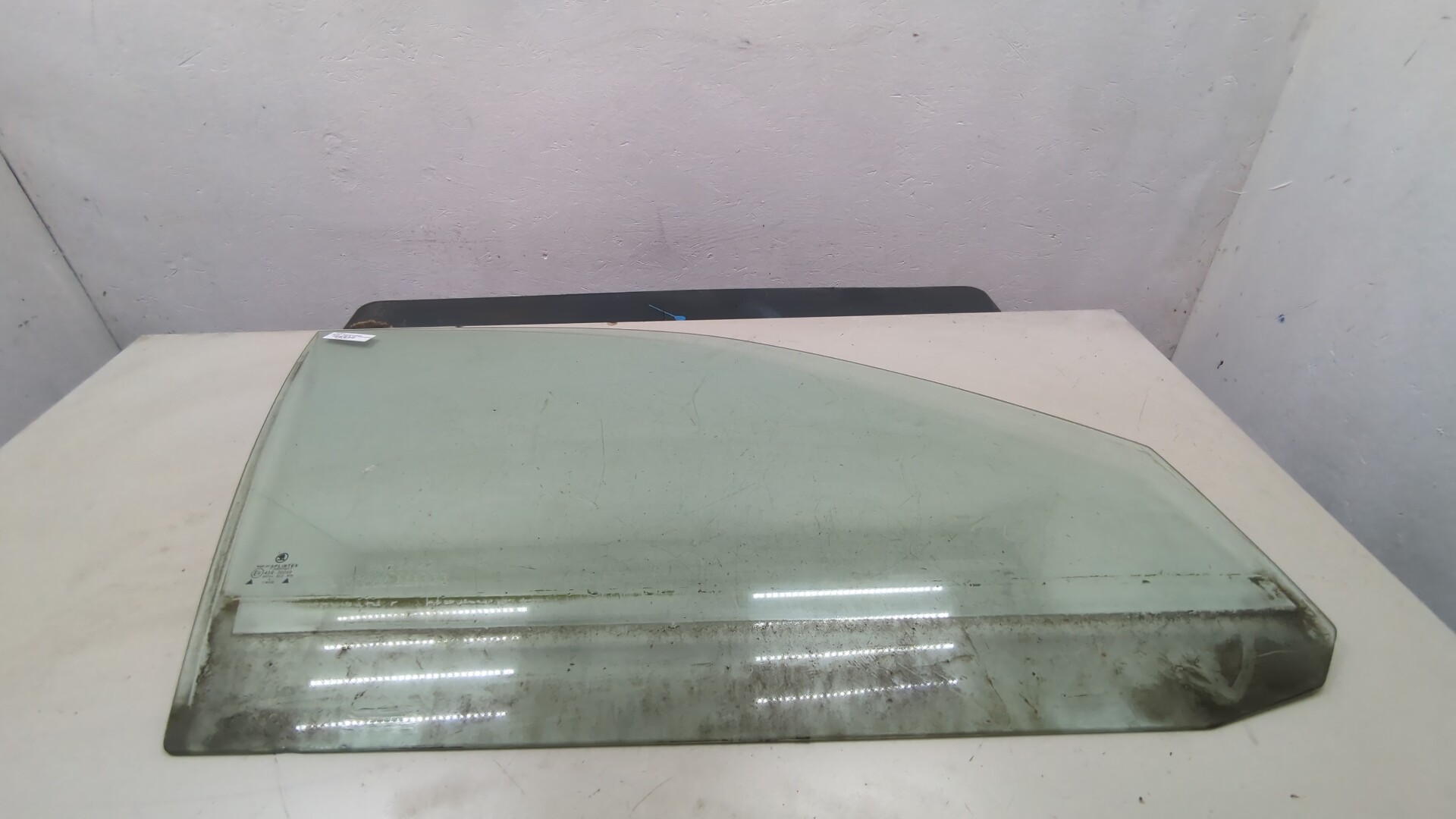 Стекло двери передней правой