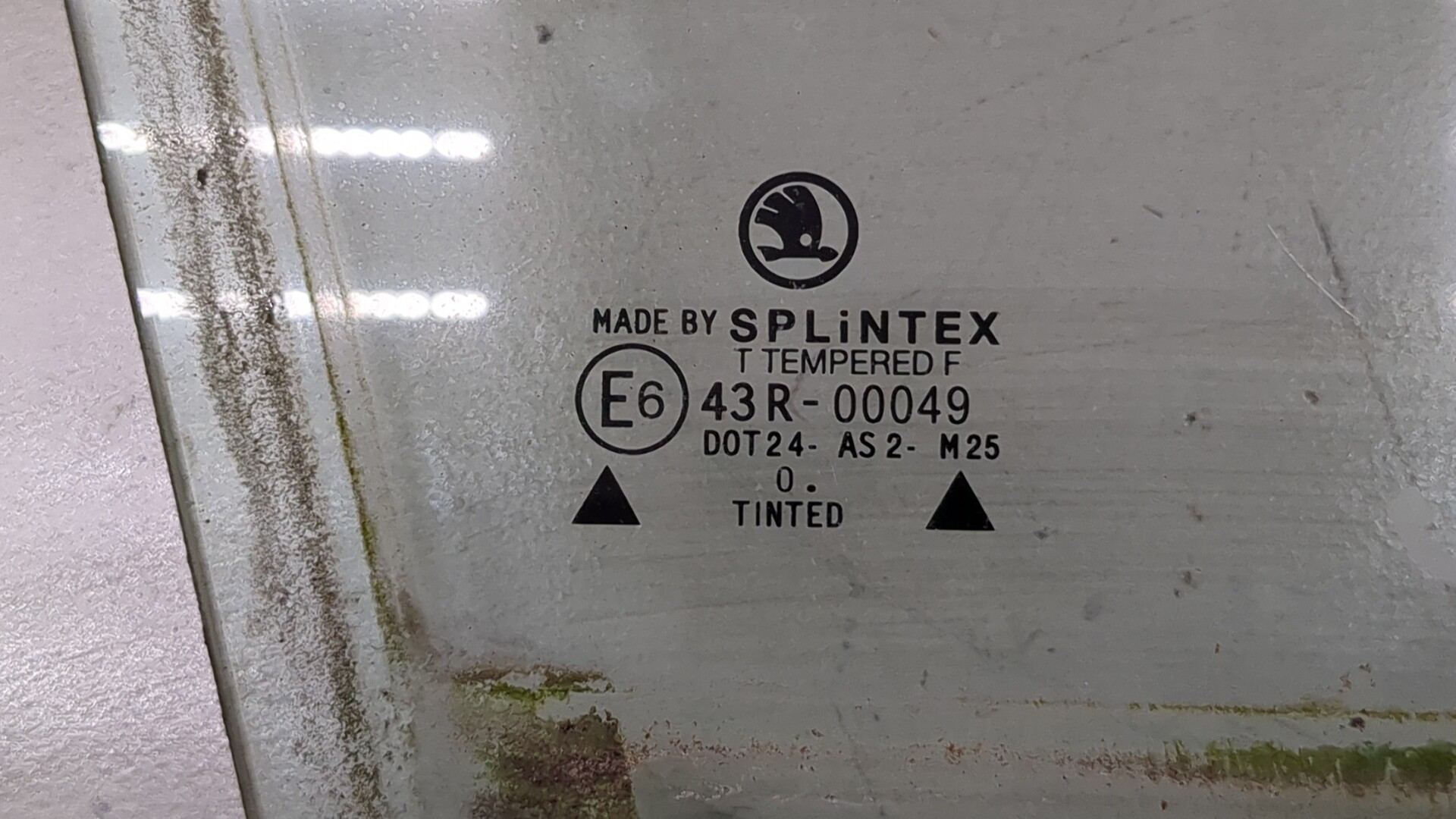 Стекло двери передней правой