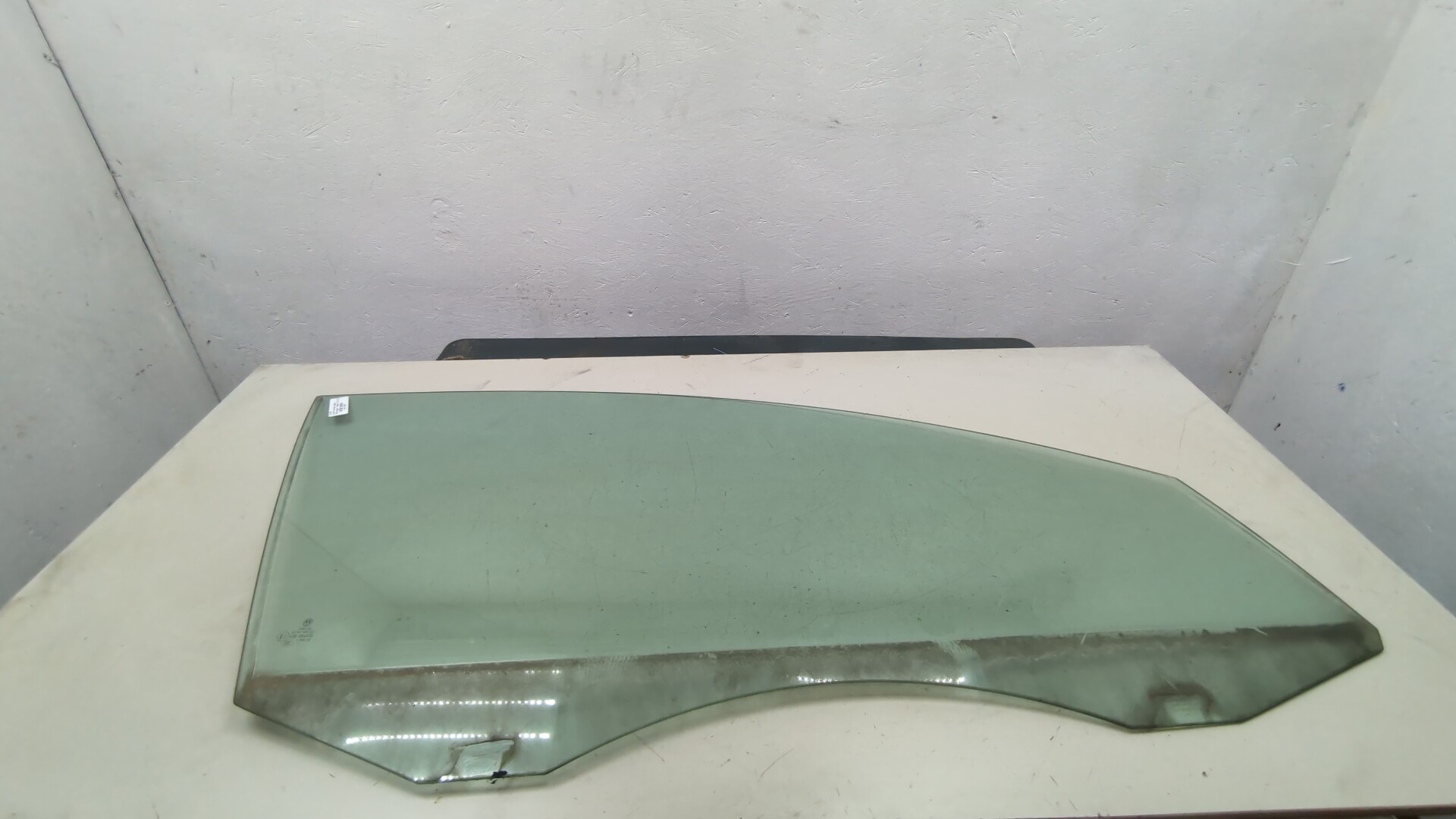 Стекло двери передней правой