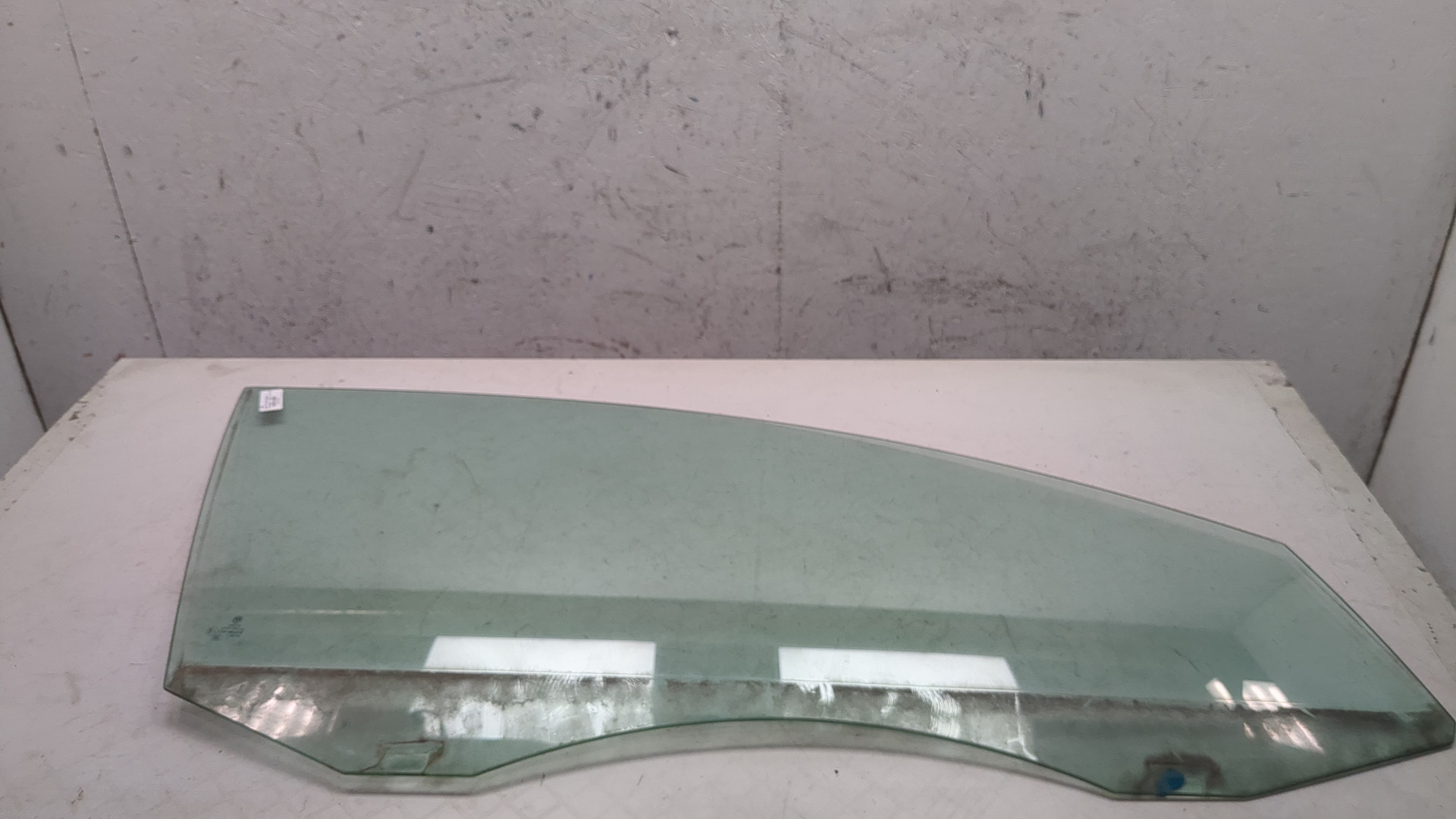 Стекло двери передней правой
