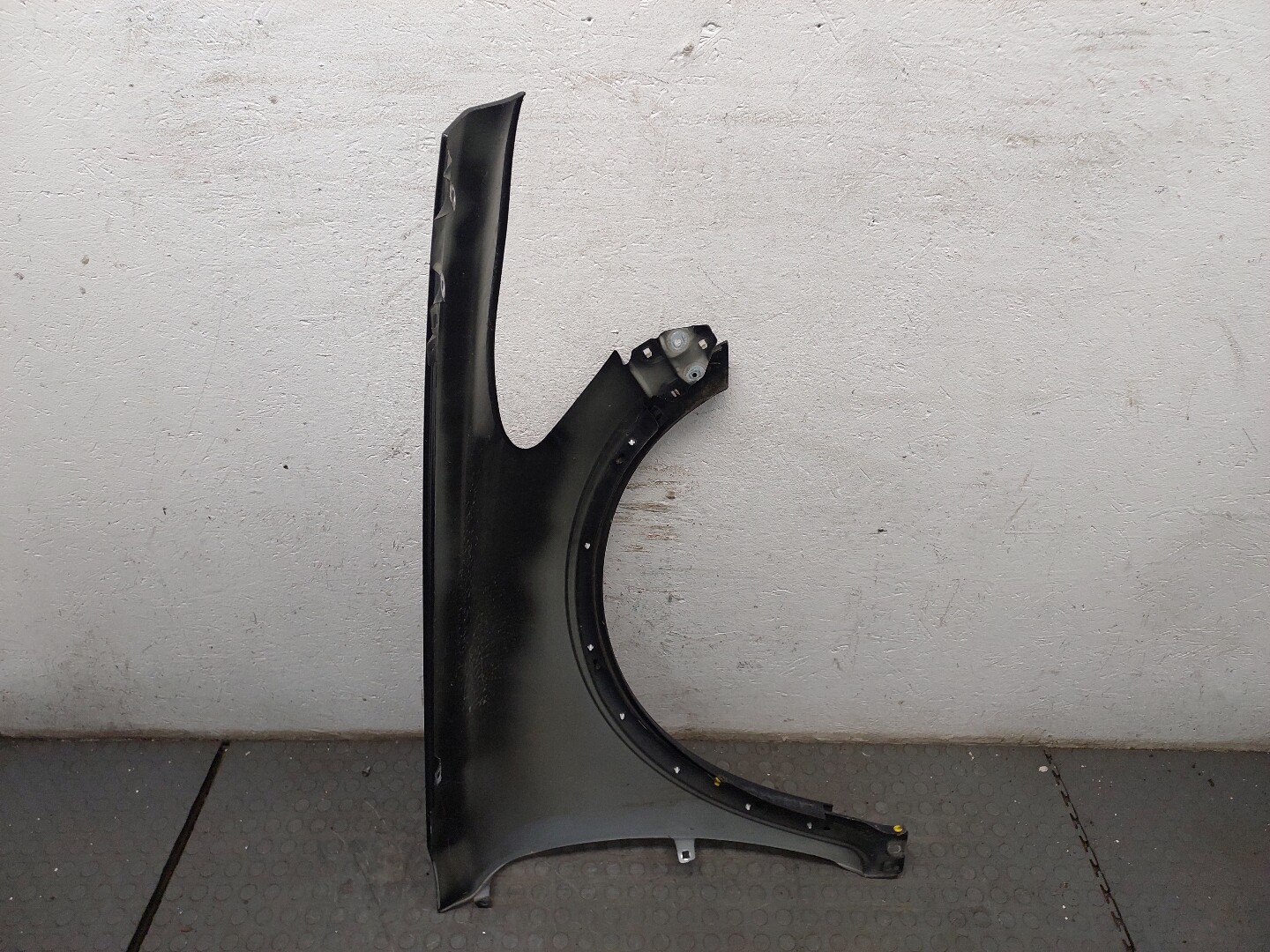 Крыло переднее левое