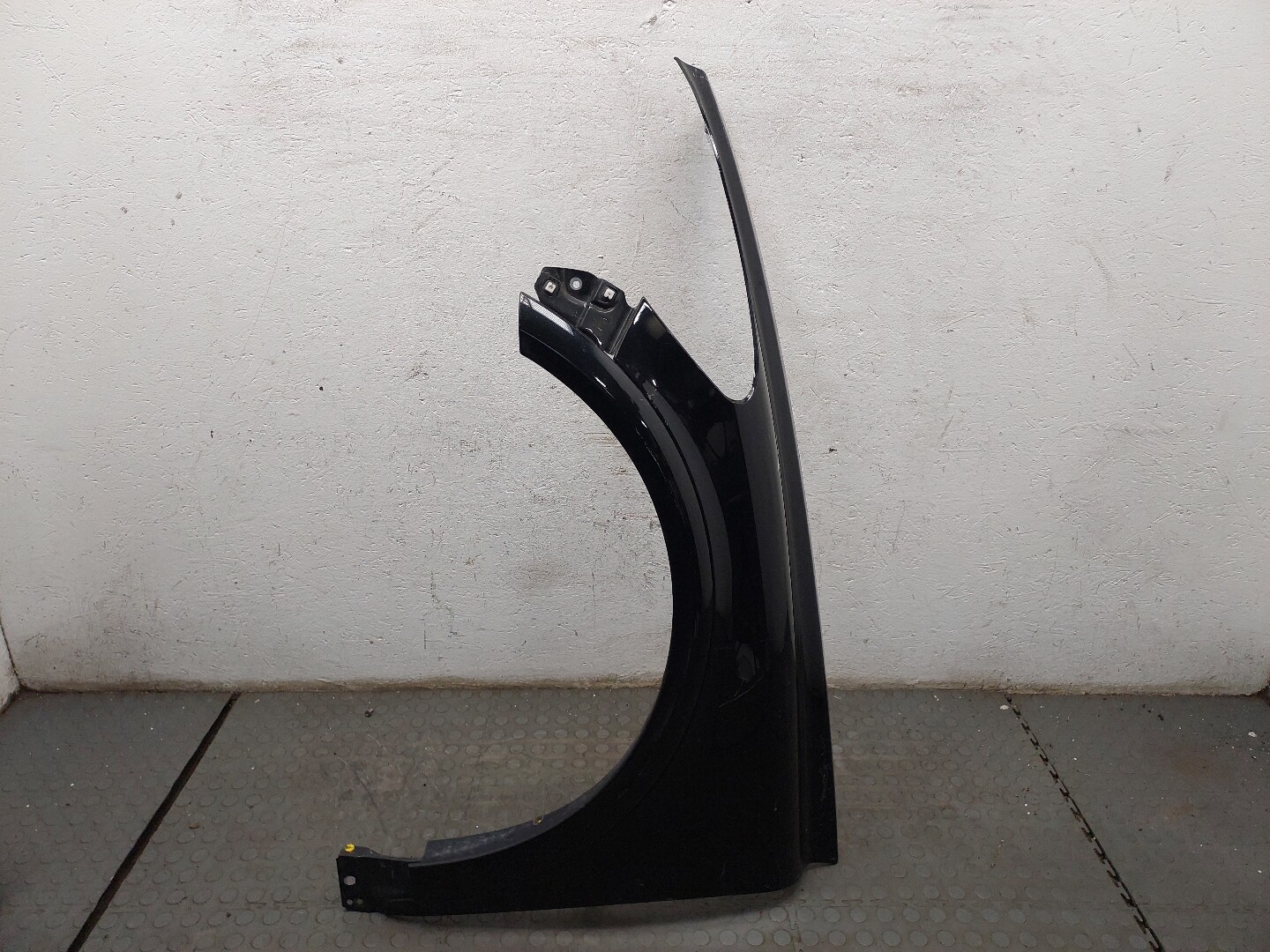 Крыло переднее левое