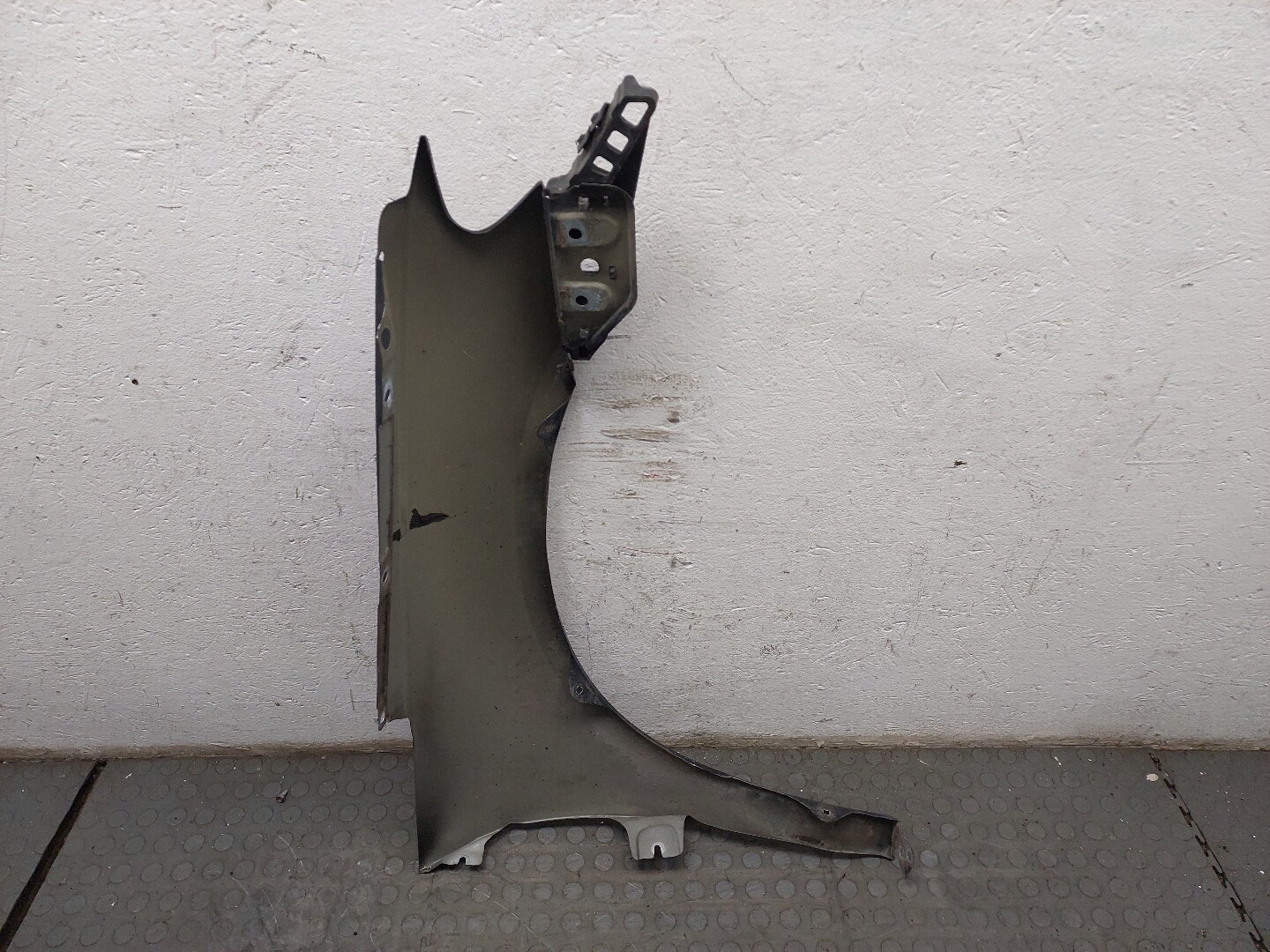 Крыло переднее левое