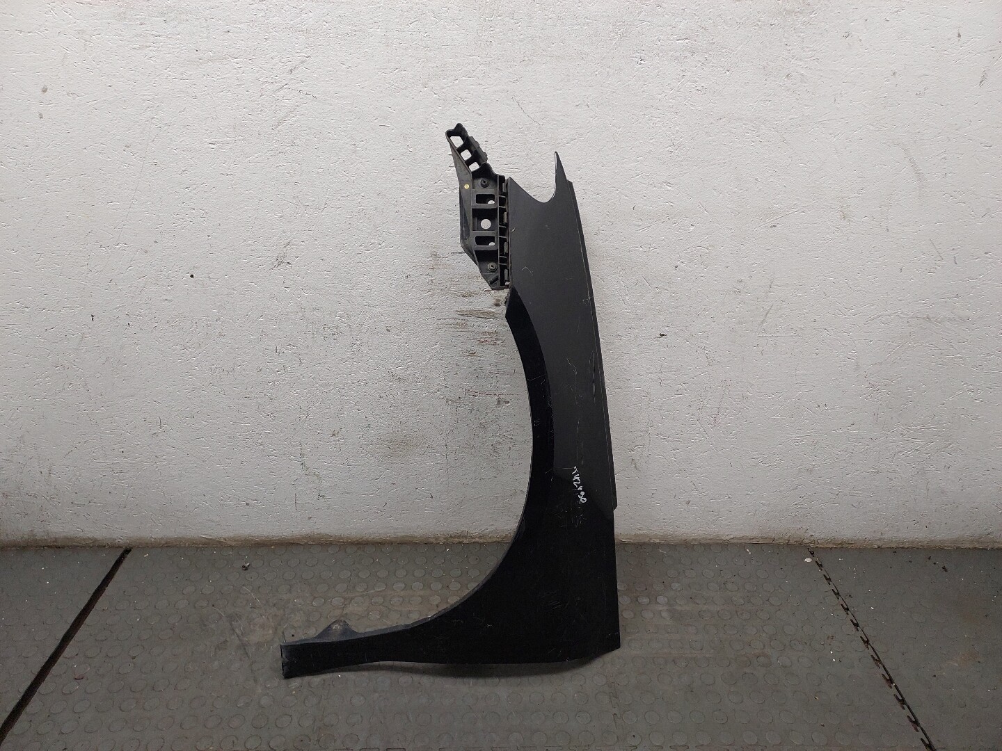 Крыло переднее левое