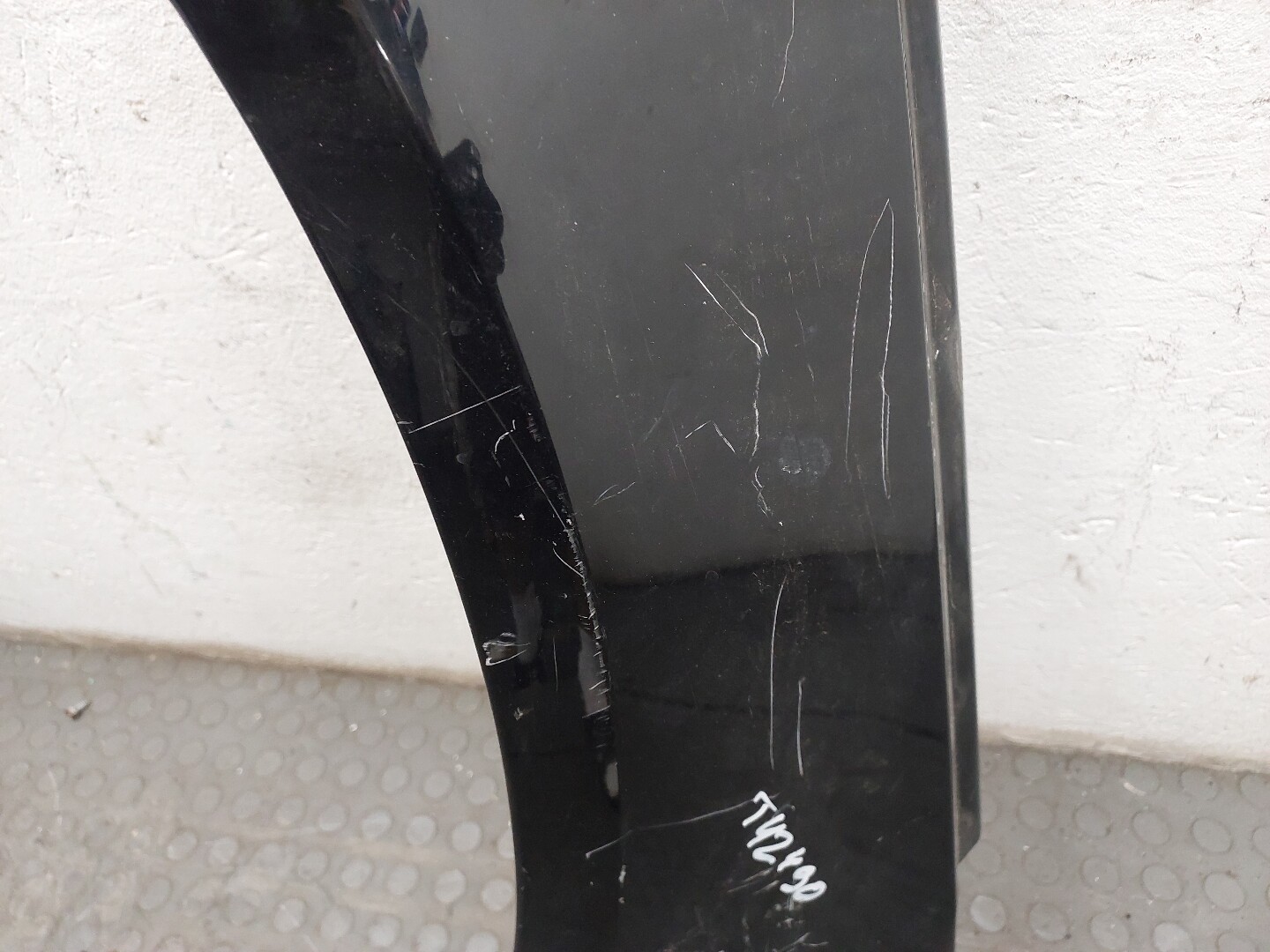 Крыло переднее левое